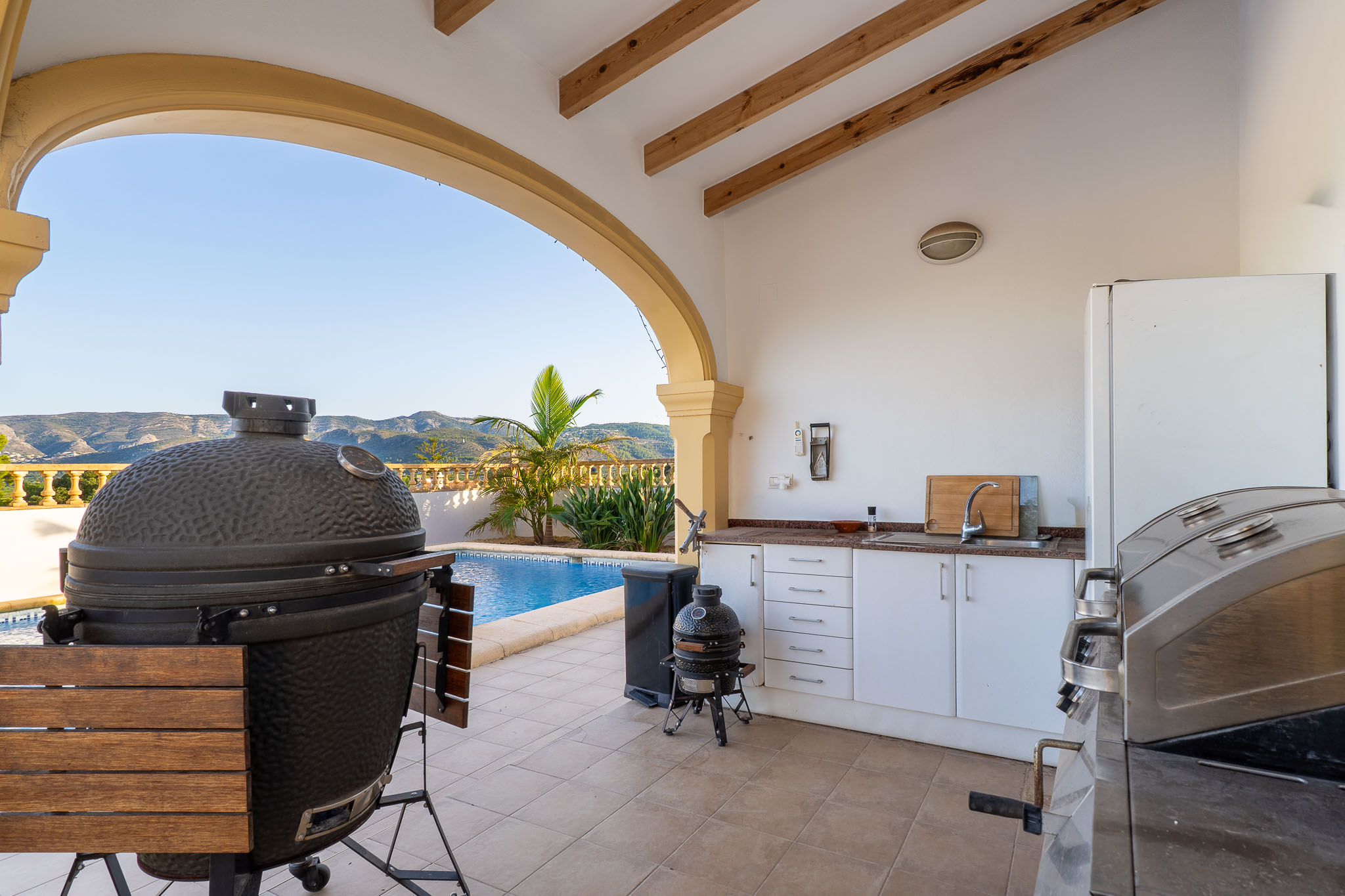 Beniarbeig: Villa de Lujo con Piscina y Vistas a la Montaña, Descubre esta villa tradicional de 4 dorm. en Beniarbeig, Alicante. Disfruta de piscina, jardín, vistas a Segària y cercanía a Dénia. ¡Tu sueño mediterráneo por