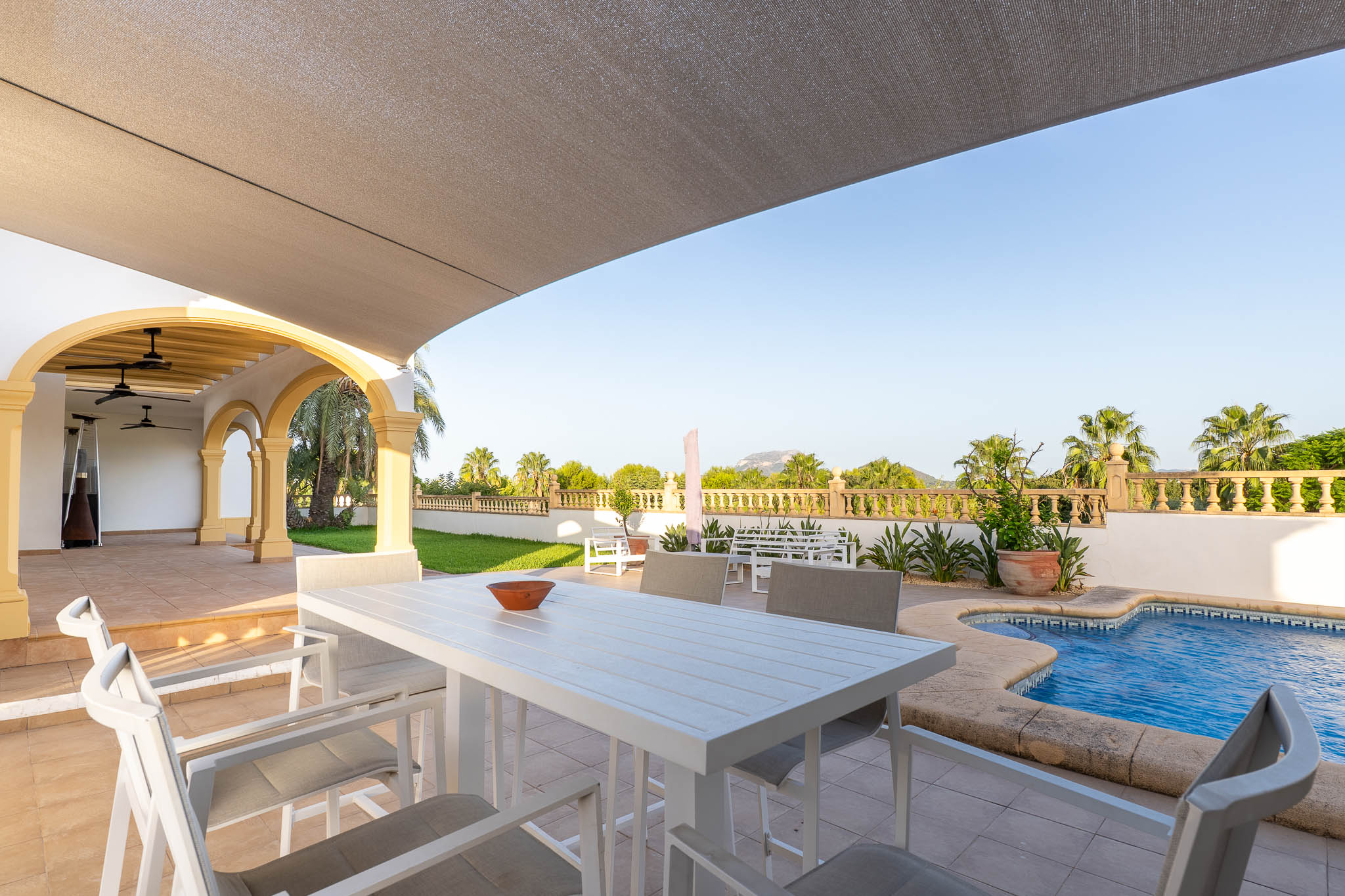 Beniarbeig: Villa de Lujo con Piscina y Vistas a la Montaña, Descubre esta villa tradicional de 4 dorm. en Beniarbeig, Alicante. Disfruta de piscina, jardín, vistas a Segària y cercanía a Dénia. ¡Tu sueño mediterráneo por