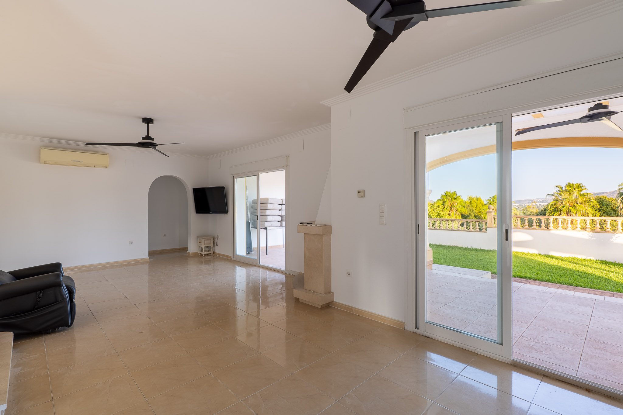 Beniarbeig: Villa de Lujo con Piscina y Vistas a la Montaña, Descubre esta villa tradicional de 4 dorm. en Beniarbeig, Alicante. Disfruta de piscina, jardín, vistas a Segària y cercanía a Dénia. ¡Tu sueño mediterráneo por