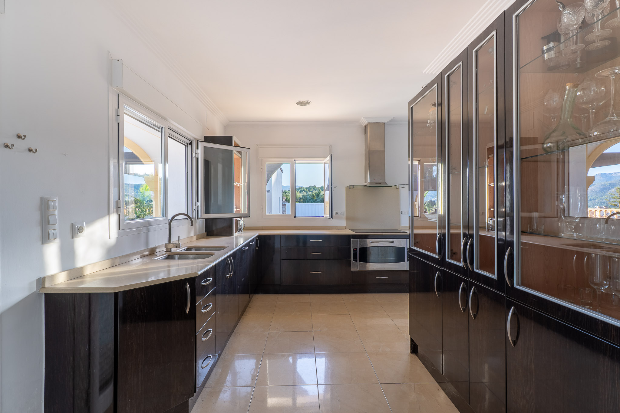 Beniarbeig: Villa de Lujo con Piscina y Vistas a la Montaña, Descubre esta villa tradicional de 4 dorm. en Beniarbeig, Alicante. Disfruta de piscina, jardín, vistas a Segària y cercanía a Dénia. ¡Tu sueño mediterráneo por