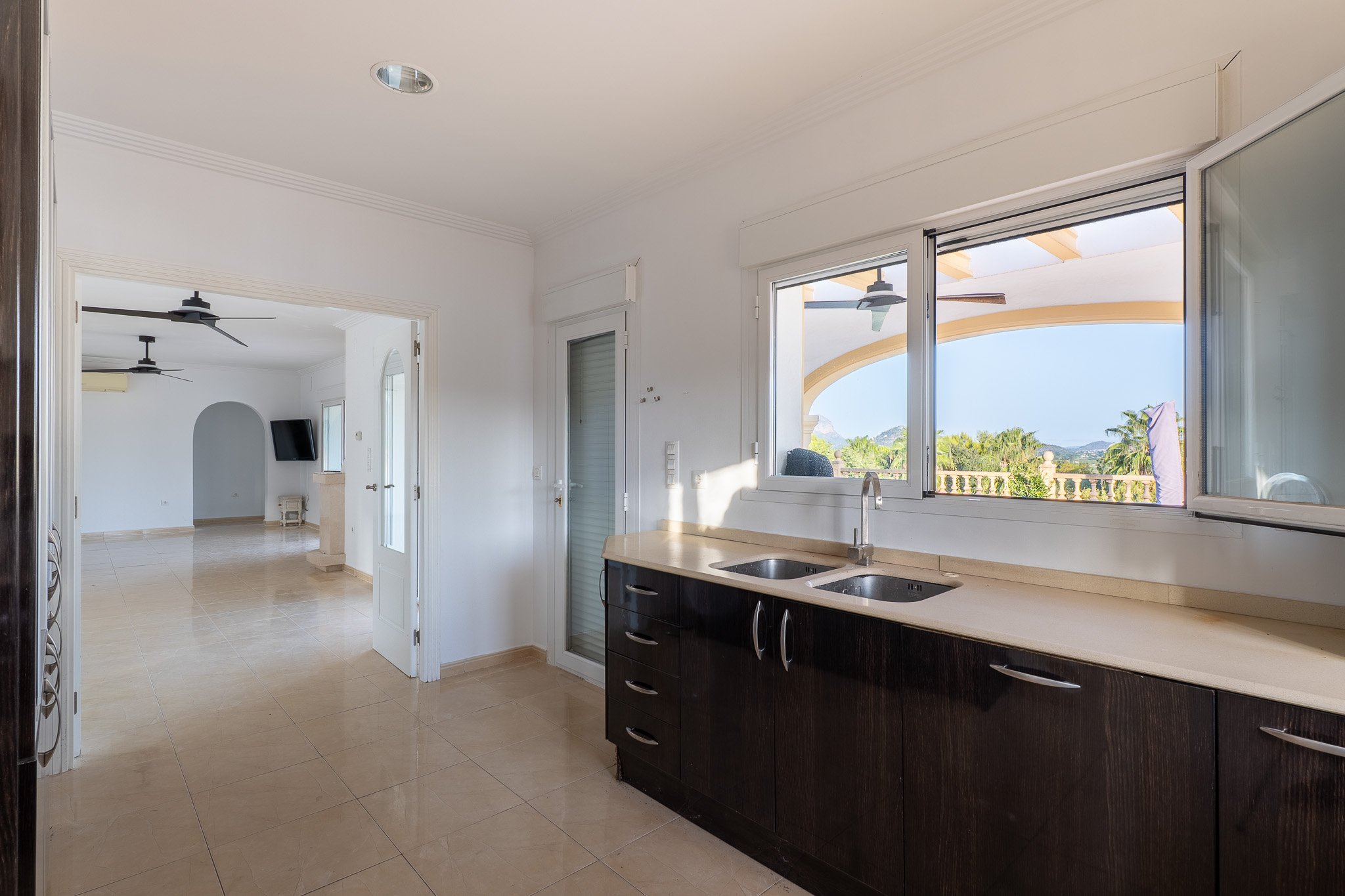 Beniarbeig: Villa de Lujo con Piscina y Vistas a la Montaña, Descubre esta villa tradicional de 4 dorm. en Beniarbeig, Alicante. Disfruta de piscina, jardín, vistas a Segària y cercanía a Dénia. ¡Tu sueño mediterráneo por
