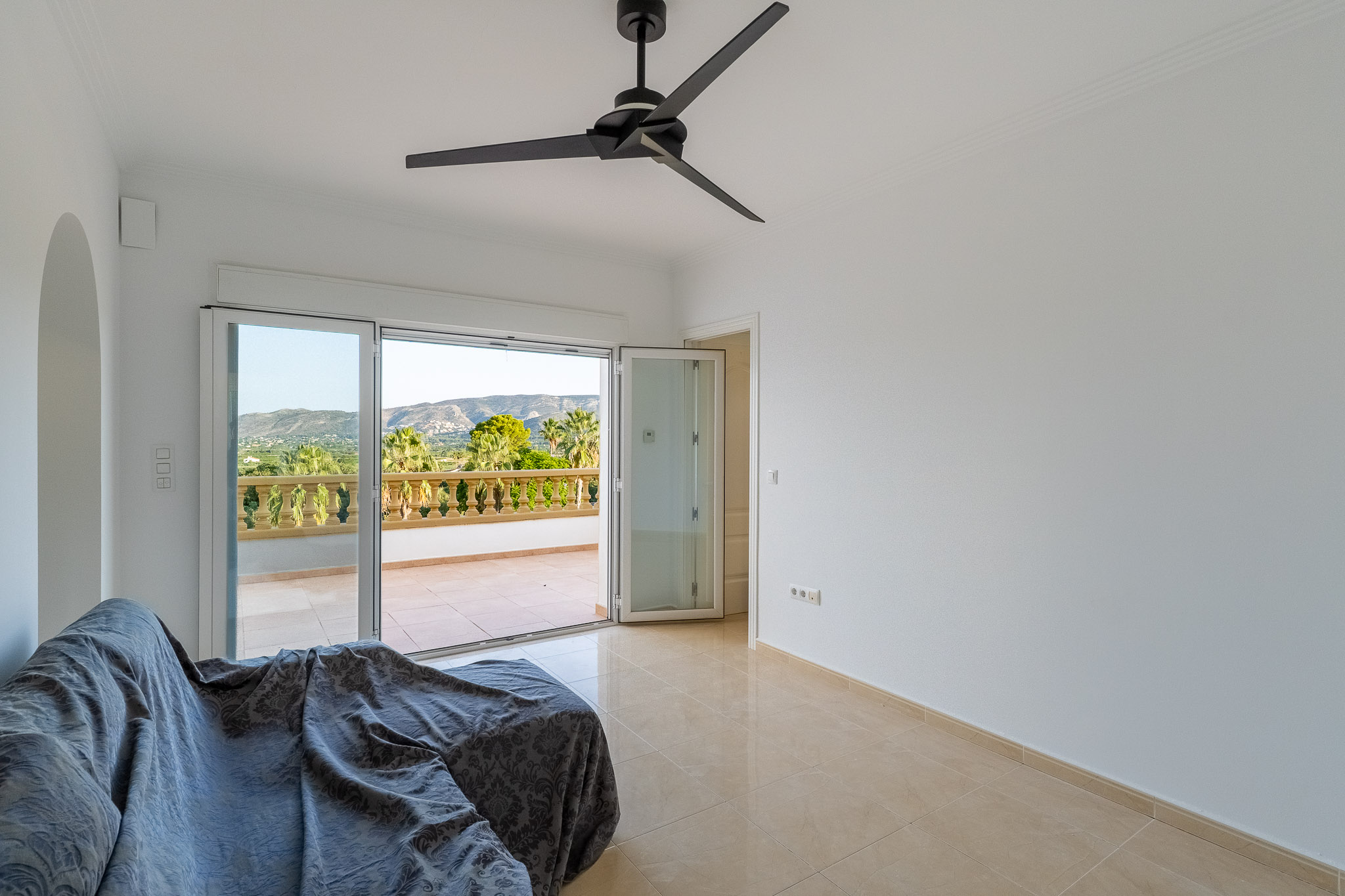 Beniarbeig: Villa de Lujo con Piscina y Vistas a la Montaña, Descubre esta villa tradicional de 4 dorm. en Beniarbeig, Alicante. Disfruta de piscina, jardín, vistas a Segària y cercanía a Dénia. ¡Tu sueño mediterráneo por