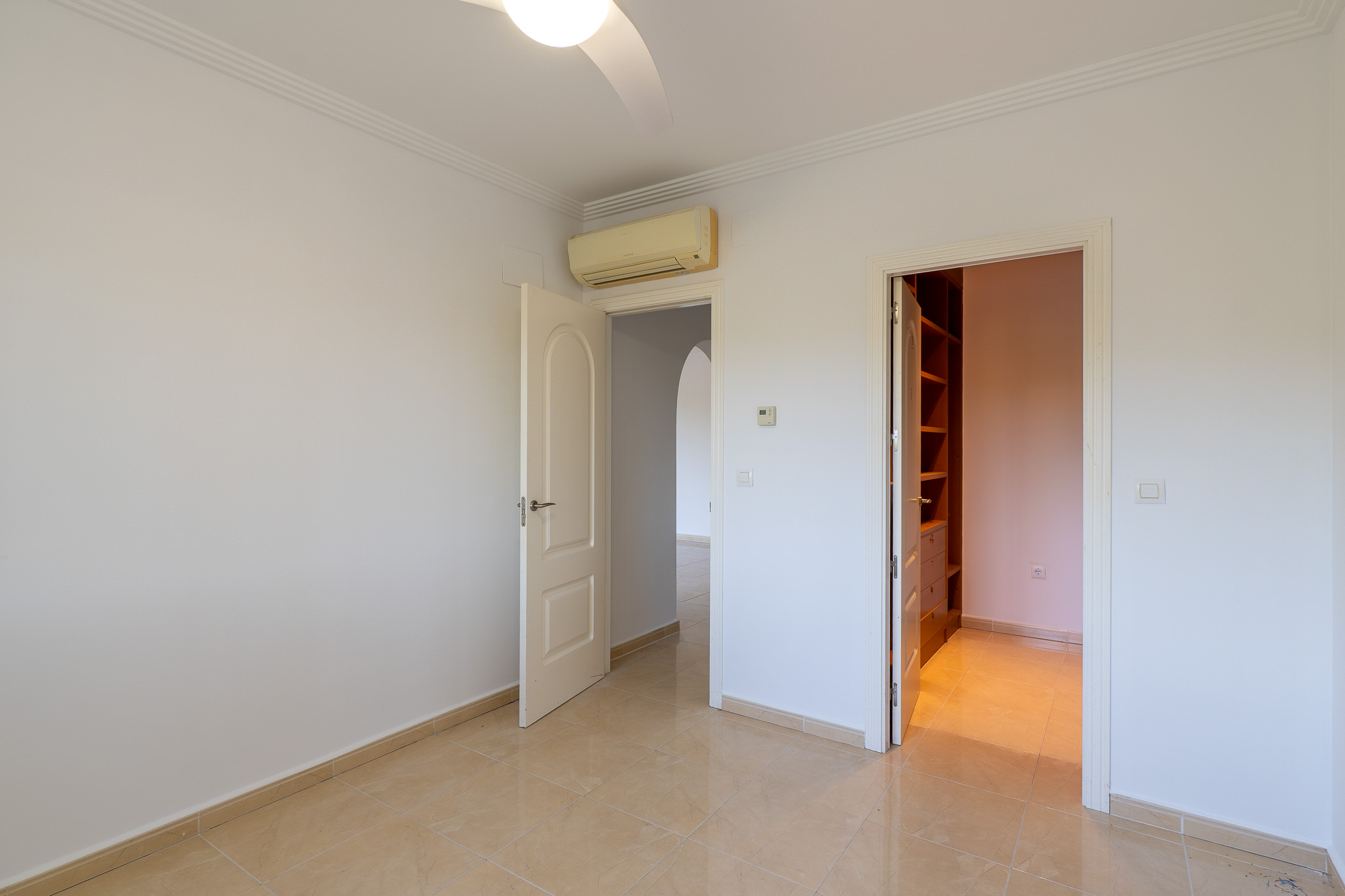 Beniarbeig: Villa de Lujo con Piscina y Vistas a la Montaña, Descubre esta villa tradicional de 4 dorm. en Beniarbeig, Alicante. Disfruta de piscina, jardín, vistas a Segària y cercanía a Dénia. ¡Tu sueño mediterráneo por