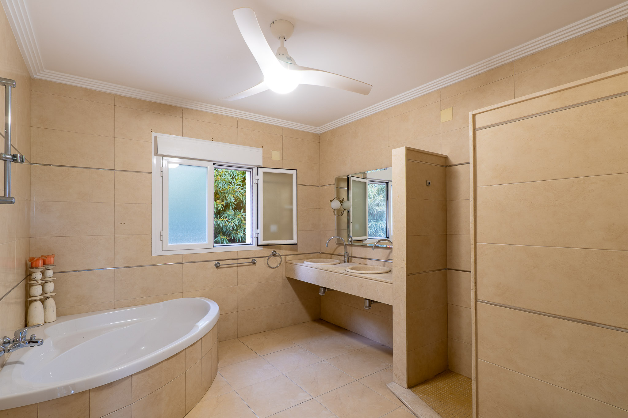 Beniarbeig: Villa de Lujo con Piscina y Vistas a la Montaña, Descubre esta villa tradicional de 4 dorm. en Beniarbeig, Alicante. Disfruta de piscina, jardín, vistas a Segària y cercanía a Dénia. ¡Tu sueño mediterráneo por