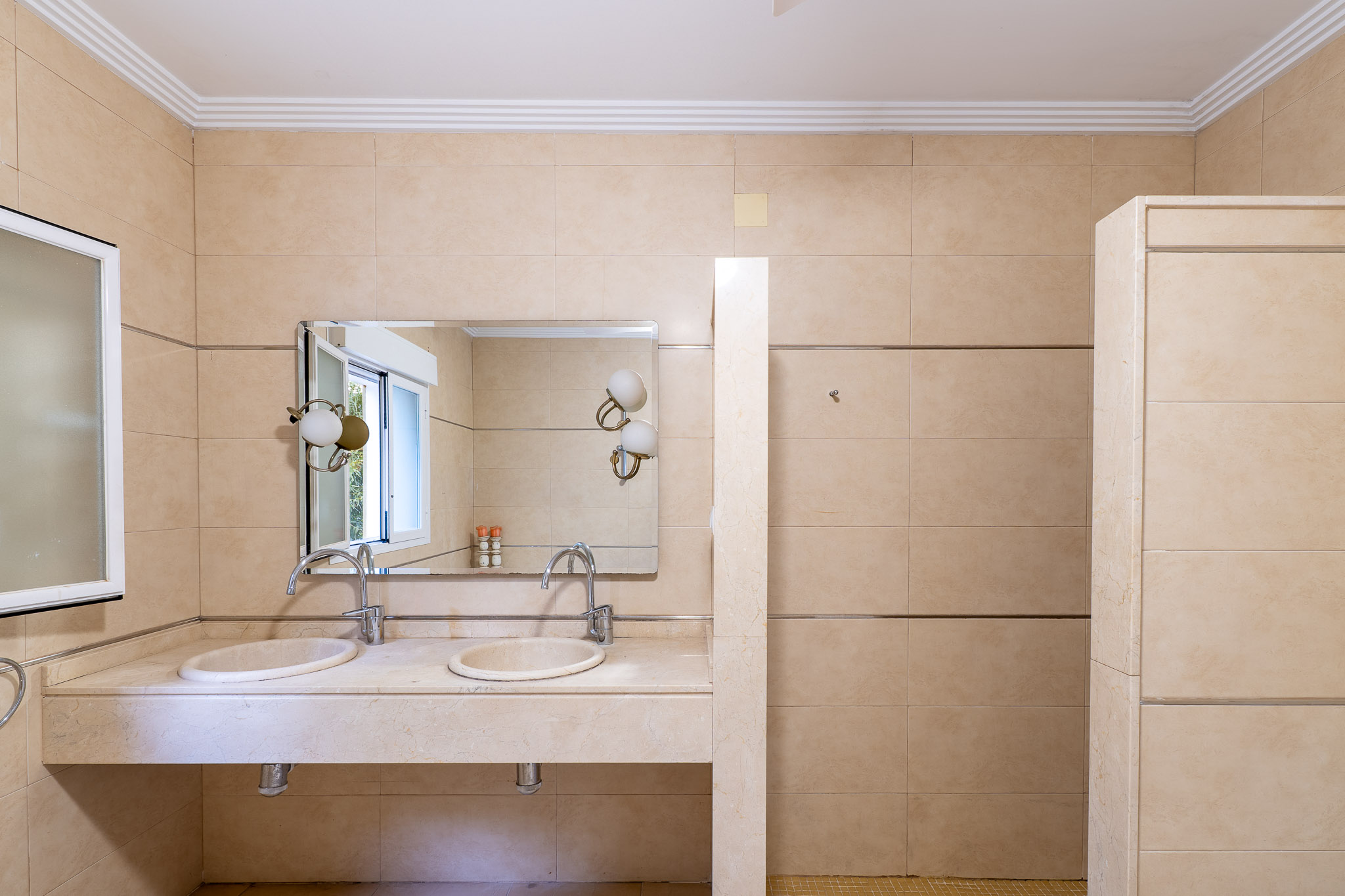 Beniarbeig: Villa de Lujo con Piscina y Vistas a la Montaña, Descubre esta villa tradicional de 4 dorm. en Beniarbeig, Alicante. Disfruta de piscina, jardín, vistas a Segària y cercanía a Dénia. ¡Tu sueño mediterráneo por