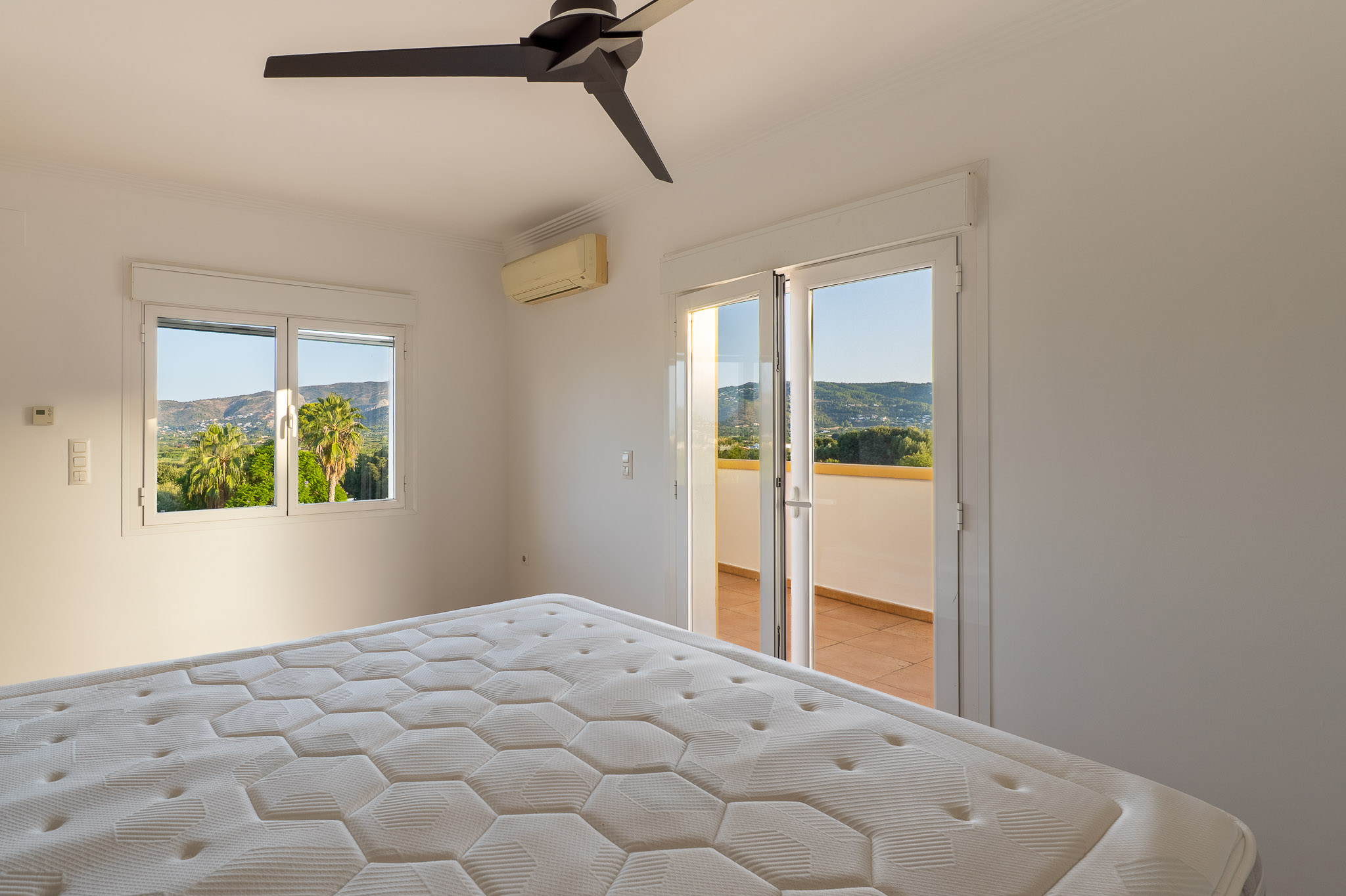 Beniarbeig: Villa de Lujo con Piscina y Vistas a la Montaña, Descubre esta villa tradicional de 4 dorm. en Beniarbeig, Alicante. Disfruta de piscina, jardín, vistas a Segària y cercanía a Dénia. ¡Tu sueño mediterráneo por