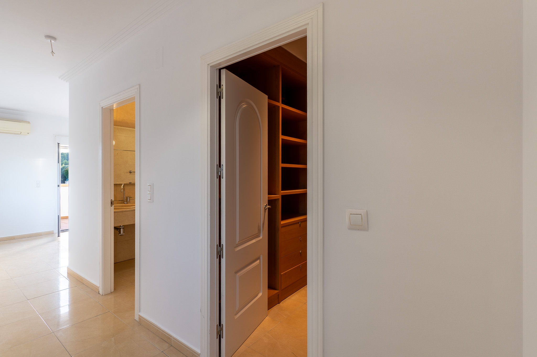 Beniarbeig: Villa de Lujo con Piscina y Vistas a la Montaña, Descubre esta villa tradicional de 4 dorm. en Beniarbeig, Alicante. Disfruta de piscina, jardín, vistas a Segària y cercanía a Dénia. ¡Tu sueño mediterráneo por