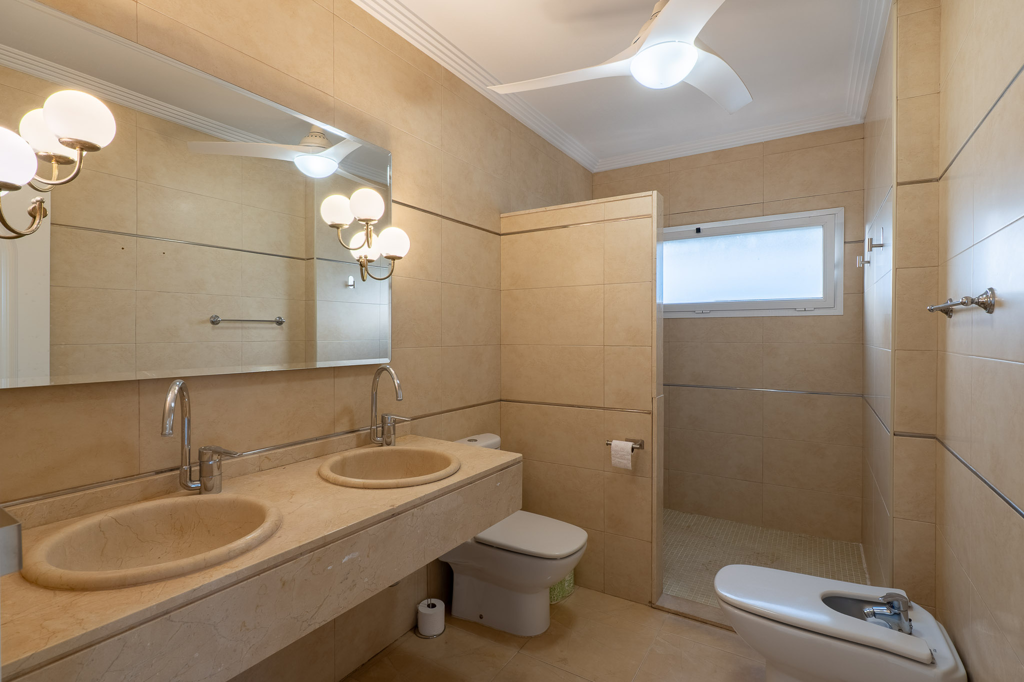 Beniarbeig: Villa de Lujo con Piscina y Vistas a la Montaña, Descubre esta villa tradicional de 4 dorm. en Beniarbeig, Alicante. Disfruta de piscina, jardín, vistas a Segària y cercanía a Dénia. ¡Tu sueño mediterráneo por