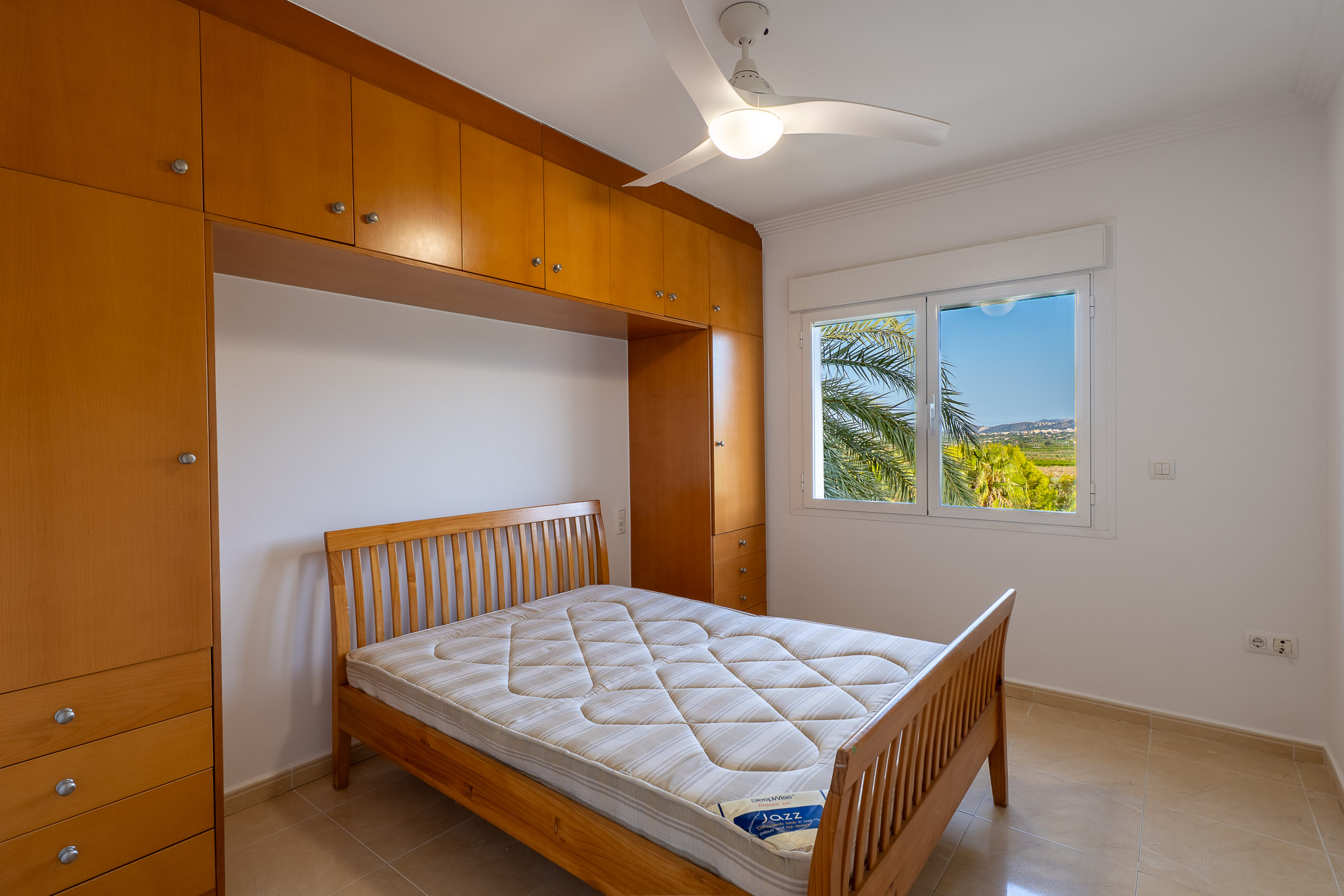 Beniarbeig: Villa de Lujo con Piscina y Vistas a la Montaña, Descubre esta villa tradicional de 4 dorm. en Beniarbeig, Alicante. Disfruta de piscina, jardín, vistas a Segària y cercanía a Dénia. ¡Tu sueño mediterráneo por