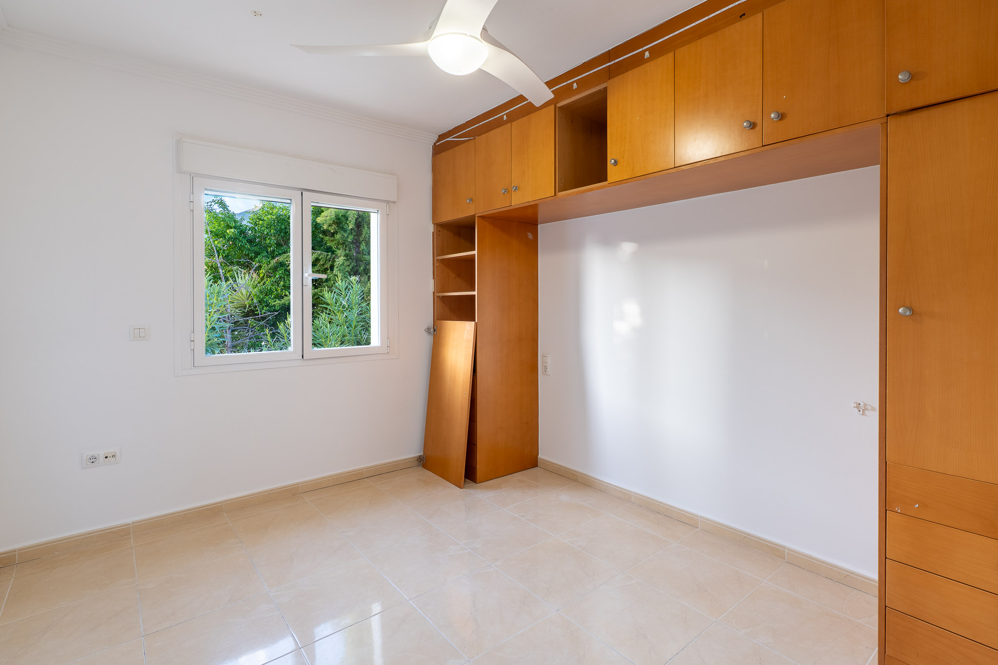 Beniarbeig: Villa de Lujo con Piscina y Vistas a la Montaña, Descubre esta villa tradicional de 4 dorm. en Beniarbeig, Alicante. Disfruta de piscina, jardín, vistas a Segària y cercanía a Dénia. ¡Tu sueño mediterráneo por