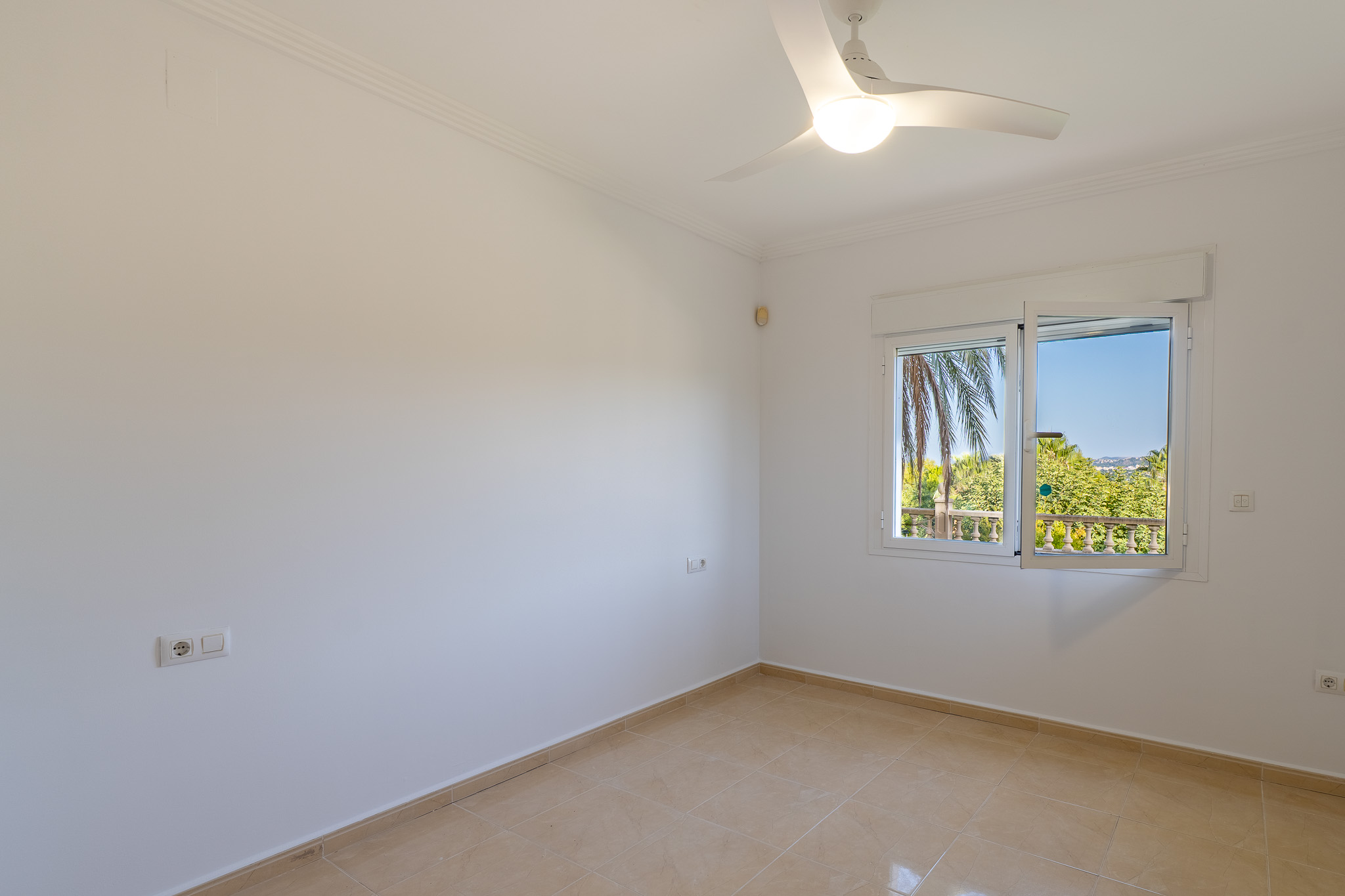 Beniarbeig: Villa de Lujo con Piscina y Vistas a la Montaña, Descubre esta villa tradicional de 4 dorm. en Beniarbeig, Alicante. Disfruta de piscina, jardín, vistas a Segària y cercanía a Dénia. ¡Tu sueño mediterráneo por