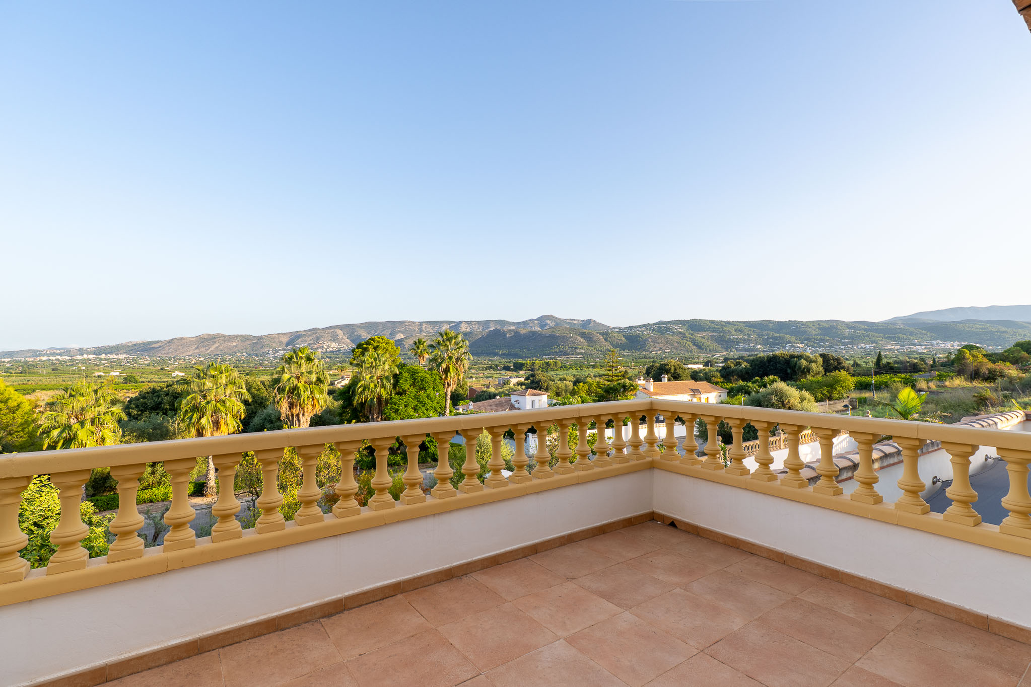 Beniarbeig: Villa de Lujo con Piscina y Vistas a la Montaña, Descubre esta villa tradicional de 4 dorm. en Beniarbeig, Alicante. Disfruta de piscina, jardín, vistas a Segària y cercanía a Dénia. ¡Tu sueño mediterráneo por