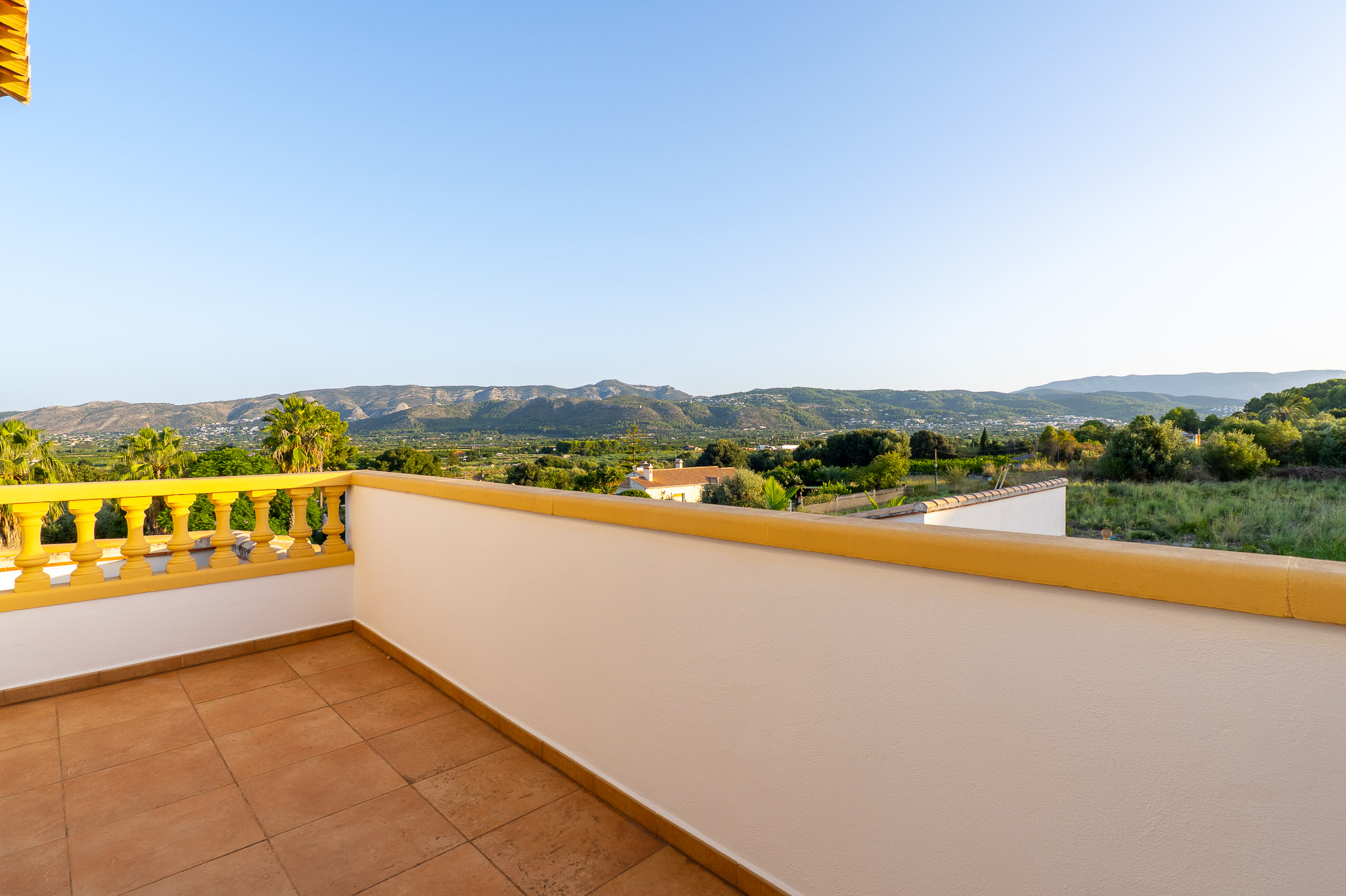 Beniarbeig: Villa de Lujo con Piscina y Vistas a la Montaña, Descubre esta villa tradicional de 4 dorm. en Beniarbeig, Alicante. Disfruta de piscina, jardín, vistas a Segària y cercanía a Dénia. ¡Tu sueño mediterráneo por