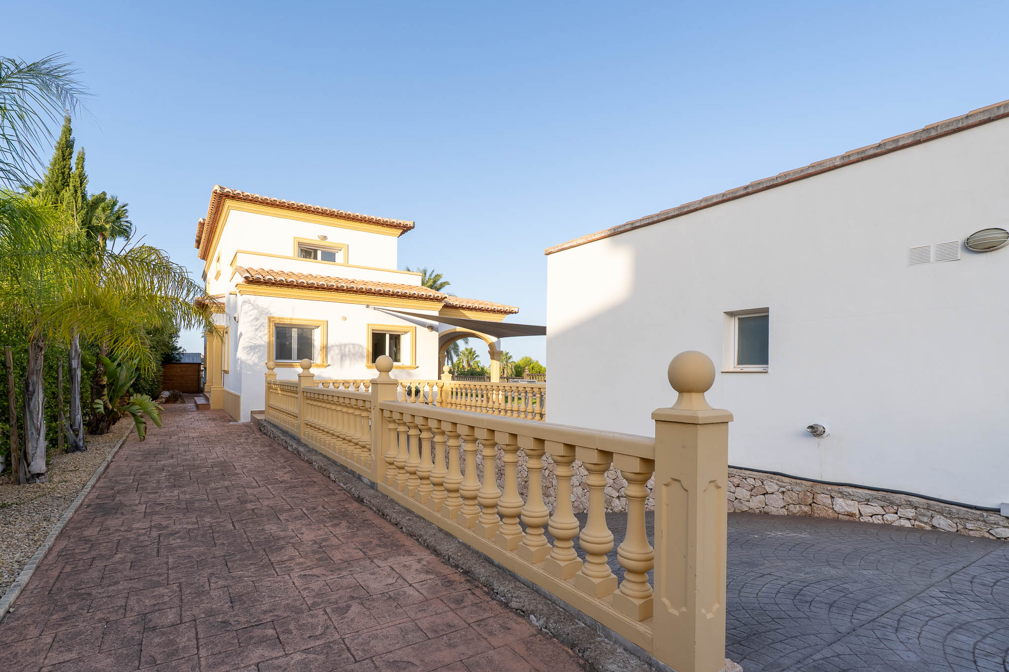 Beniarbeig: Villa de Lujo con Piscina y Vistas a la Montaña, Descubre esta villa tradicional de 4 dorm. en Beniarbeig, Alicante. Disfruta de piscina, jardín, vistas a Segària y cercanía a Dénia. ¡Tu sueño mediterráneo por