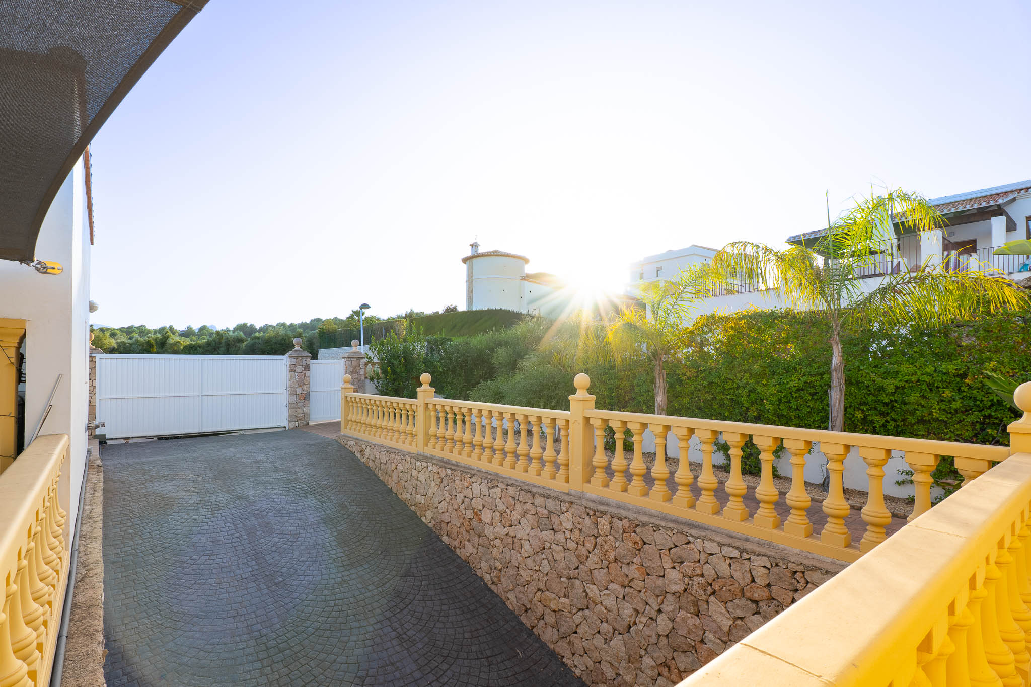Beniarbeig: Villa de Lujo con Piscina y Vistas a la Montaña, Descubre esta villa tradicional de 4 dorm. en Beniarbeig, Alicante. Disfruta de piscina, jardín, vistas a Segària y cercanía a Dénia. ¡Tu sueño mediterráneo por