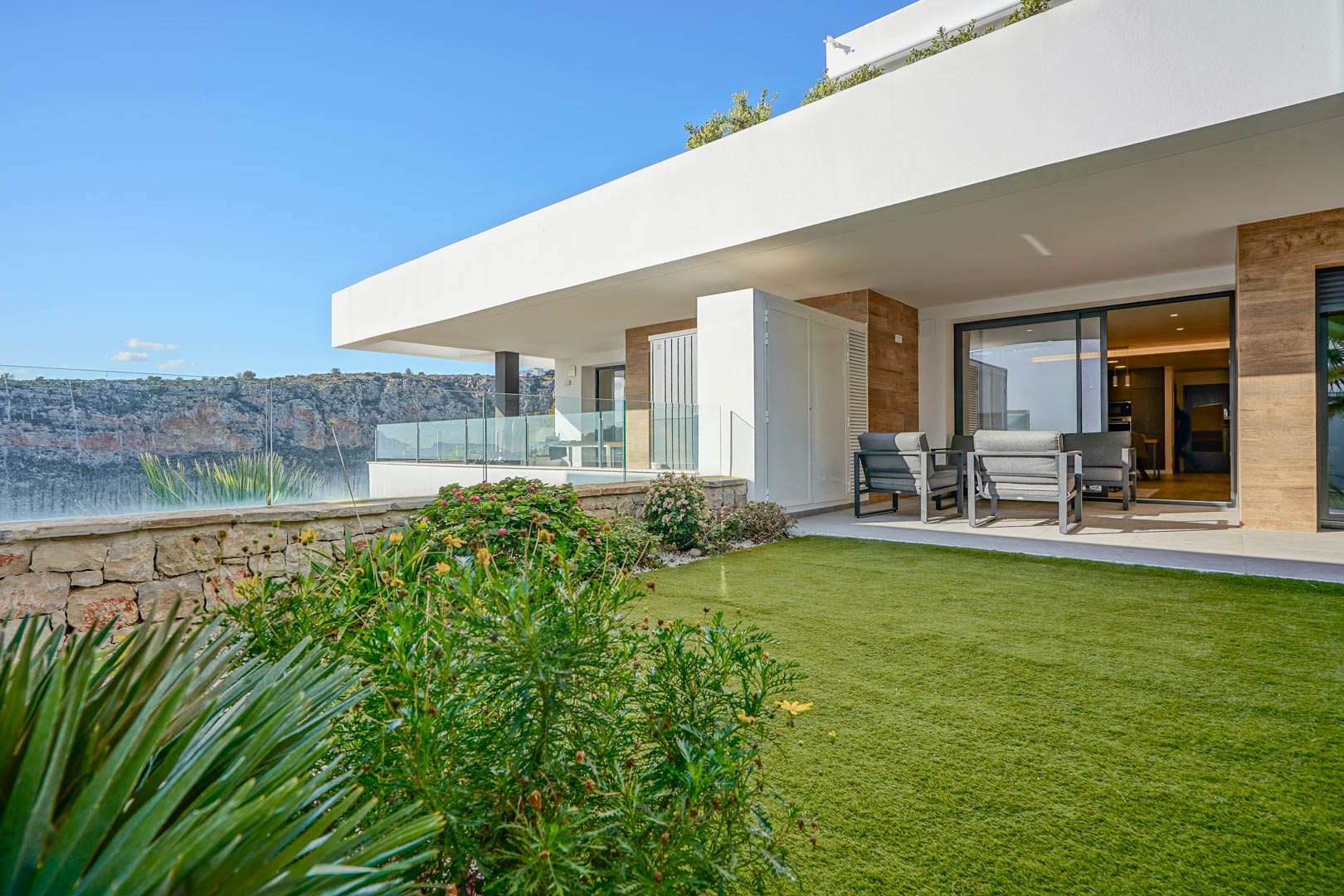 Apartamento Moderno con Vistas y Jardín en Cumbre del Sol, Descubre este moderno apartamento de lujo en venta en Cumbre del Sol, Benitachell. 2 dorm, 2 baños, terraza 23m², jardín privado y piscina. Vistas al parque nat