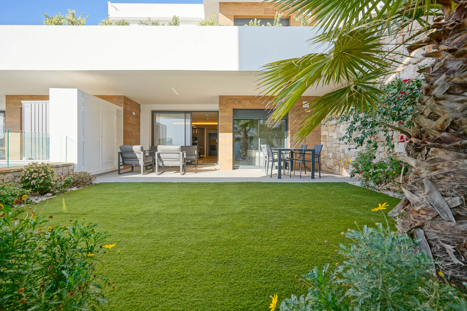 Apartamento Moderno con Vistas y Jardín en Cumbre del Sol, Descubre este moderno apartamento de lujo en venta en Cumbre del Sol, Benitachell. 2 dorm, 2 baños, terraza 23m², jardín privado y piscina. Vistas al parque nat