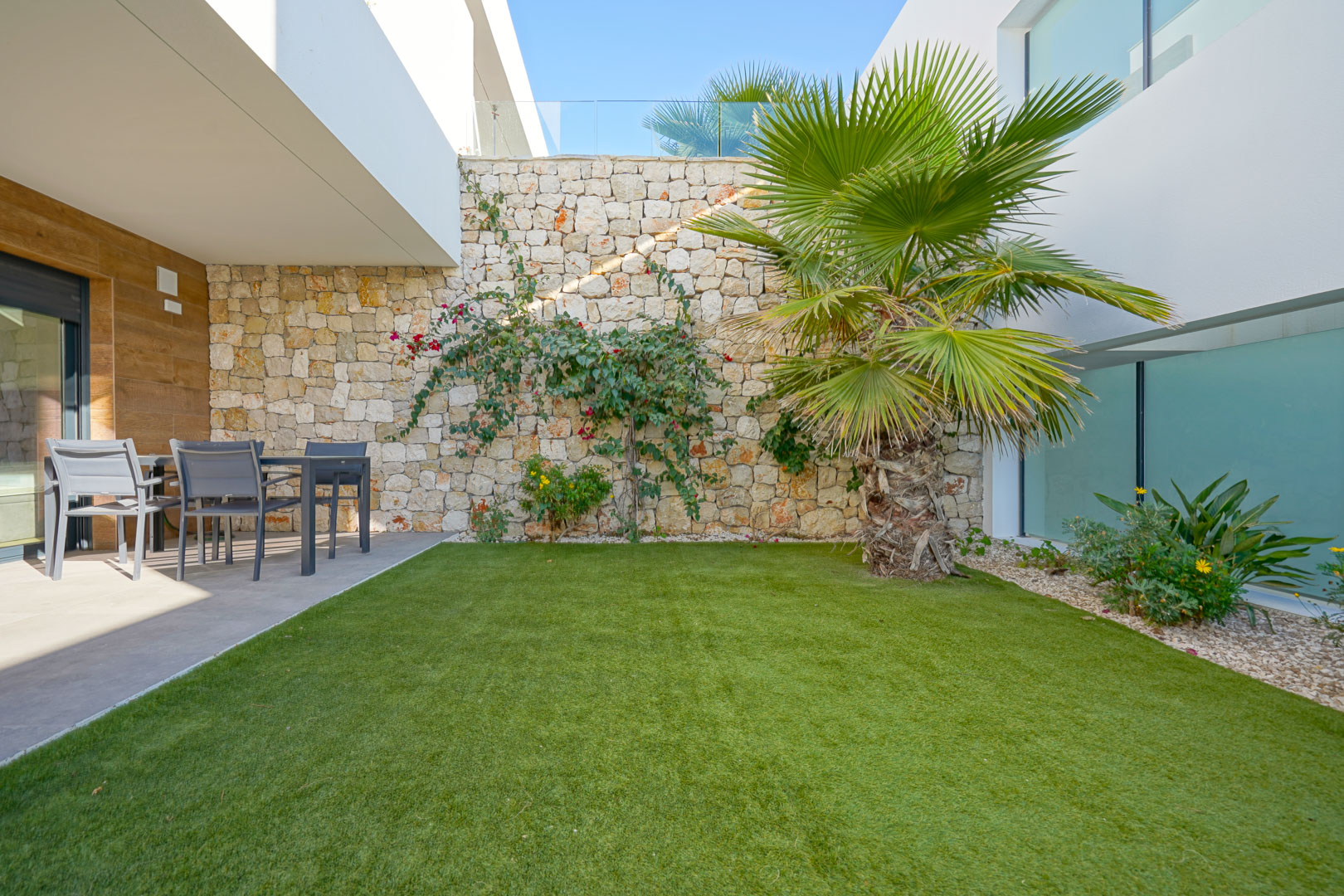 Apartamento Moderno con Vistas y Jardín en Cumbre del Sol, Descubre este moderno apartamento de lujo en venta en Cumbre del Sol, Benitachell. 2 dorm, 2 baños, terraza 23m², jardín privado y piscina. Vistas al parque nat