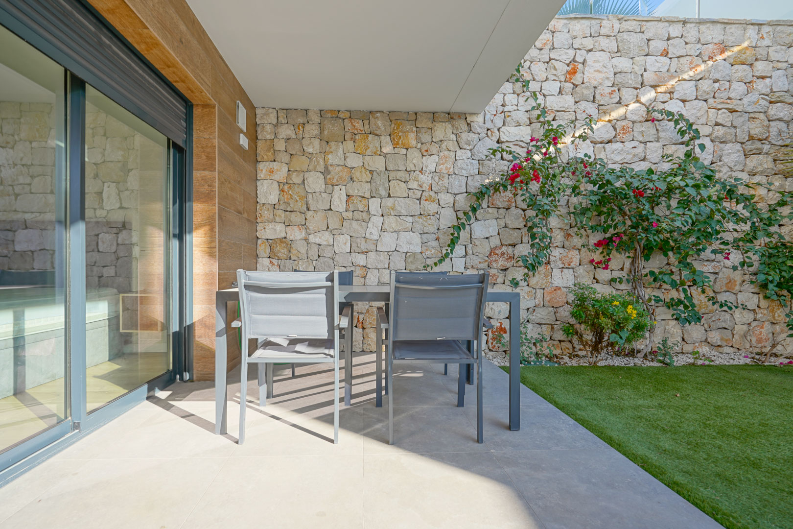 Apartamento Moderno con Vistas y Jardín en Cumbre del Sol, Descubre este moderno apartamento de lujo en venta en Cumbre del Sol, Benitachell. 2 dorm, 2 baños, terraza 23m², jardín privado y piscina. Vistas al parque nat