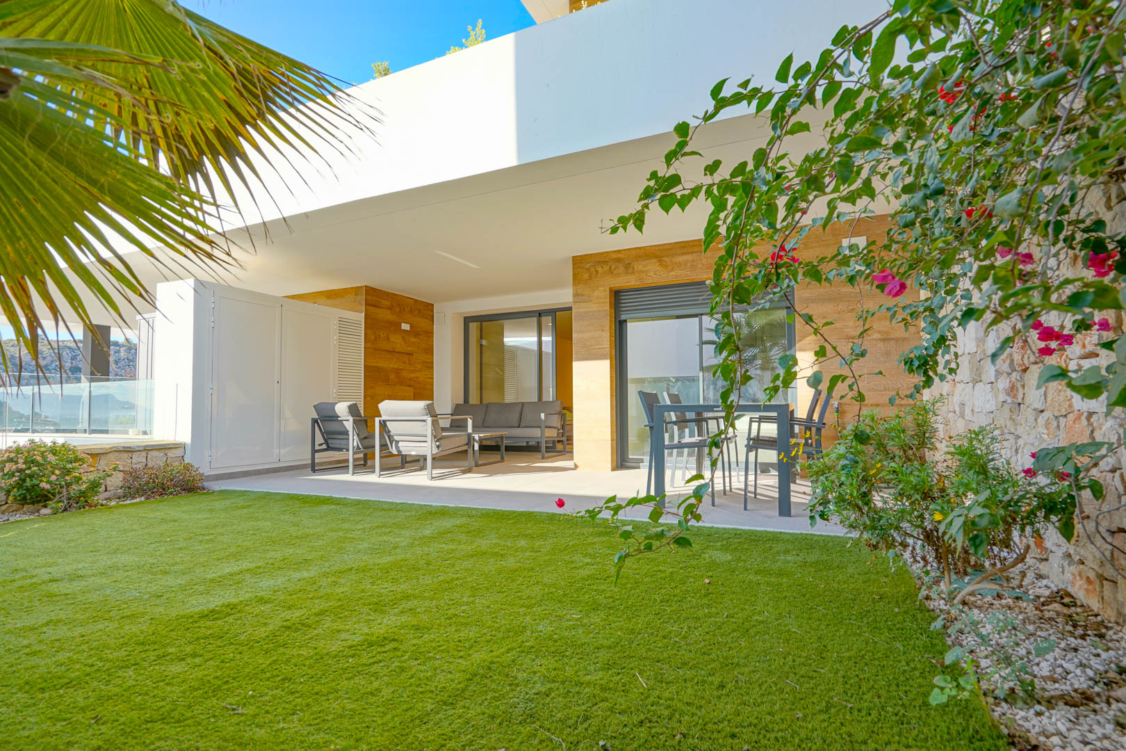 Apartamento Moderno con Vistas y Jardín en Cumbre del Sol, Descubre este moderno apartamento de lujo en venta en Cumbre del Sol, Benitachell. 2 dorm, 2 baños, terraza 23m², jardín privado y piscina. Vistas al parque nat