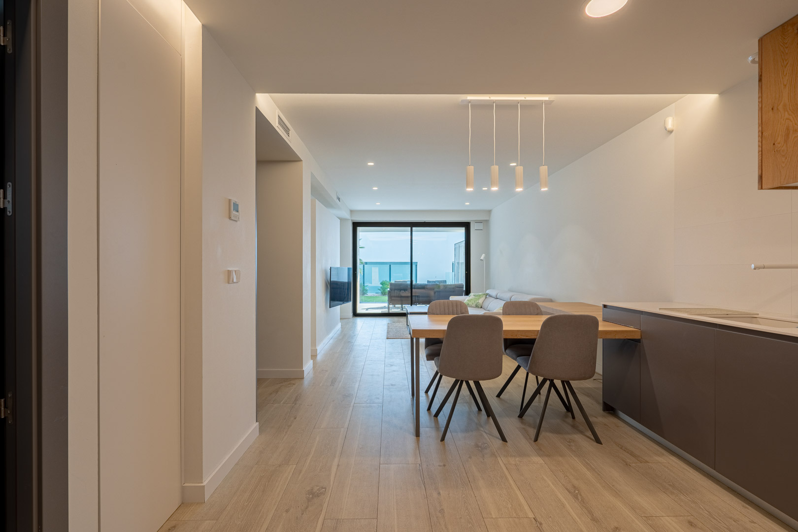 Apartamento Moderno con Vistas y Jardín en Cumbre del Sol, Descubre este moderno apartamento de lujo en venta en Cumbre del Sol, Benitachell. 2 dorm, 2 baños, terraza 23m², jardín privado y piscina. Vistas al parque nat