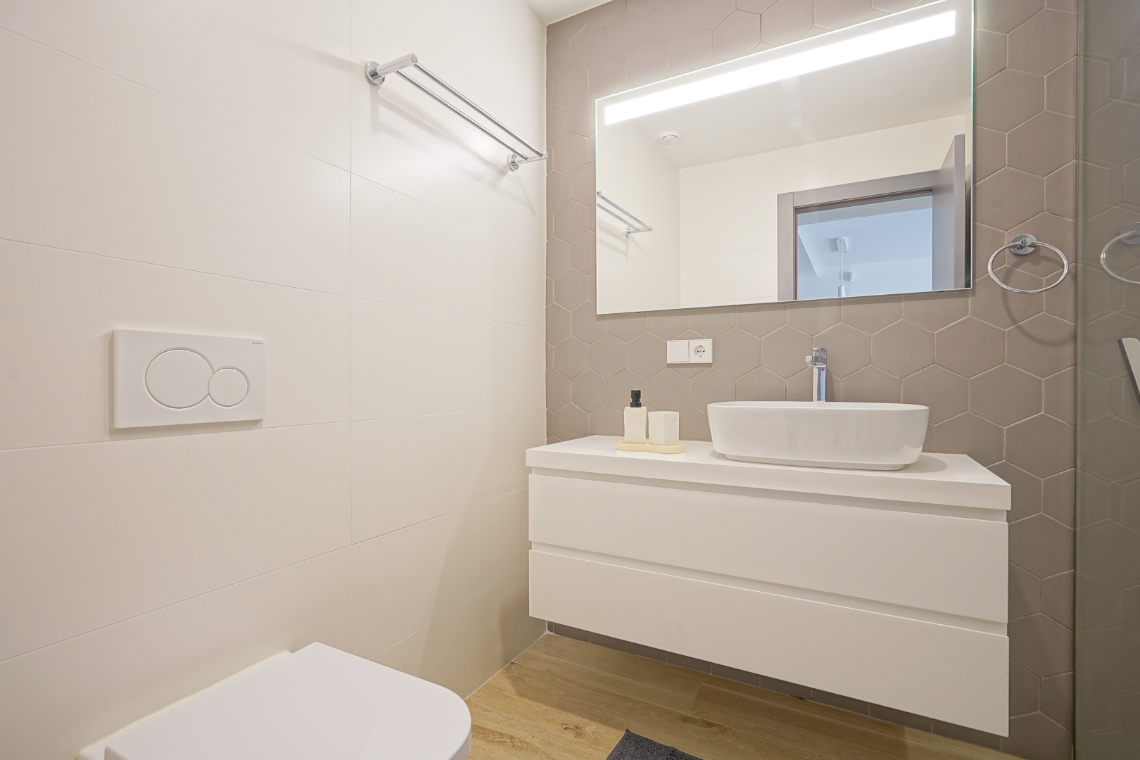 Apartamento Moderno con Vistas y Jardín en Cumbre del Sol, Descubre este moderno apartamento de lujo en venta en Cumbre del Sol, Benitachell. 2 dorm, 2 baños, terraza 23m², jardín privado y piscina. Vistas al parque nat