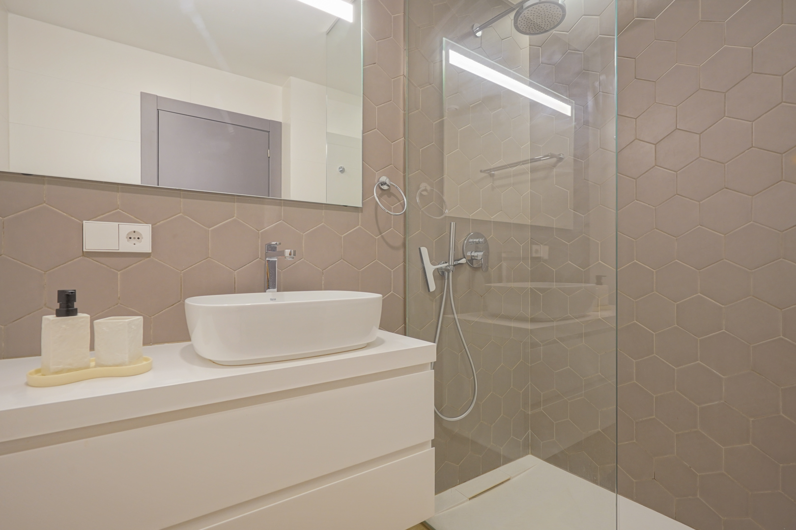 Apartamento Moderno con Vistas y Jardín en Cumbre del Sol, Descubre este moderno apartamento de lujo en venta en Cumbre del Sol, Benitachell. 2 dorm, 2 baños, terraza 23m², jardín privado y piscina. Vistas al parque nat