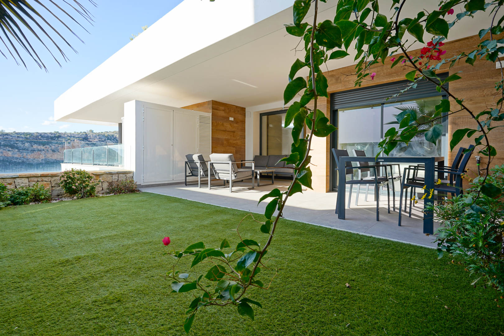 Apartamento Moderno con Vistas y Jardín en Cumbre del Sol, Descubre este moderno apartamento de lujo en venta en Cumbre del Sol, Benitachell. 2 dorm, 2 baños, terraza 23m², jardín privado y piscina. Vistas al parque nat