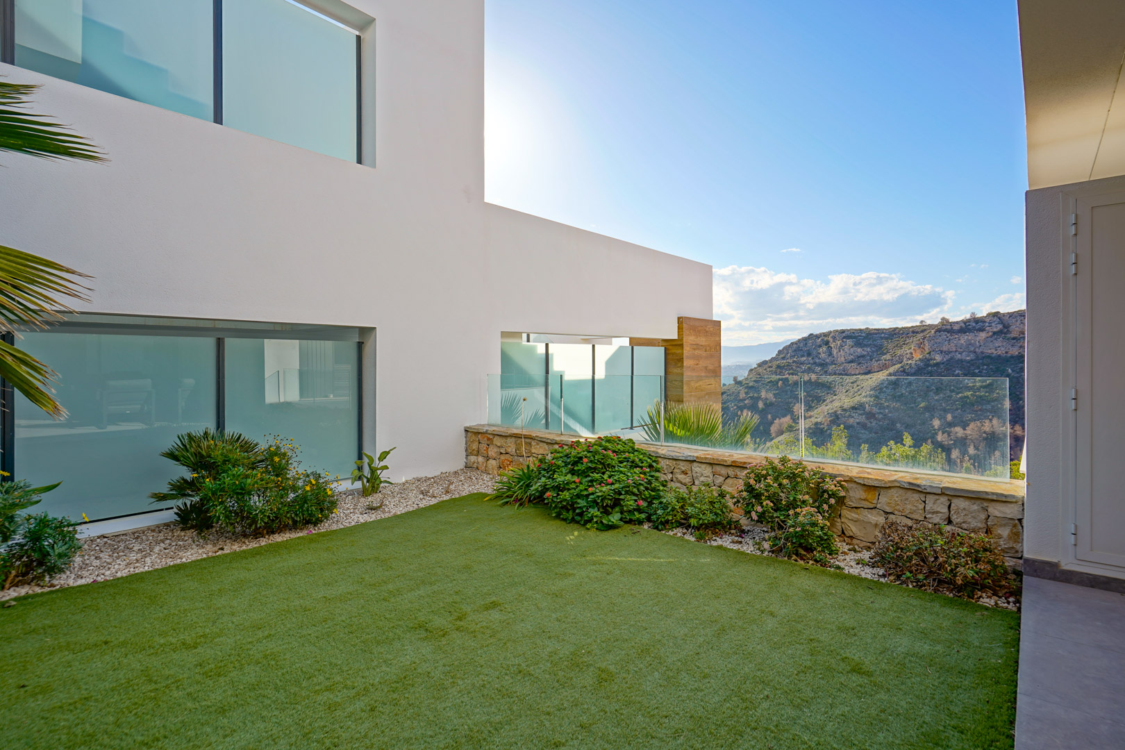 Apartamento Moderno con Vistas y Jardín en Cumbre del Sol, Descubre este moderno apartamento de lujo en venta en Cumbre del Sol, Benitachell. 2 dorm, 2 baños, terraza 23m², jardín privado y piscina. Vistas al parque nat