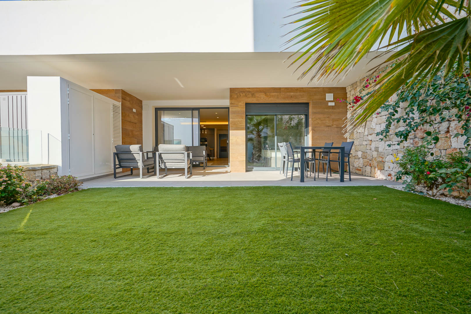 Apartamento Moderno con Vistas y Jardín en Cumbre del Sol, Descubre este moderno apartamento de lujo en venta en Cumbre del Sol, Benitachell. 2 dorm, 2 baños, terraza 23m², jardín privado y piscina. Vistas al parque nat