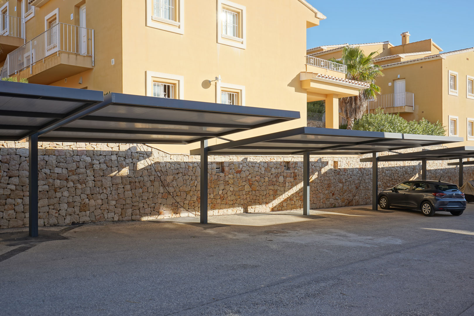 Apartamento Moderno con Vistas y Jardín en Cumbre del Sol, Descubre este moderno apartamento de lujo en venta en Cumbre del Sol, Benitachell. 2 dorm, 2 baños, terraza 23m², jardín privado y piscina. Vistas al parque nat