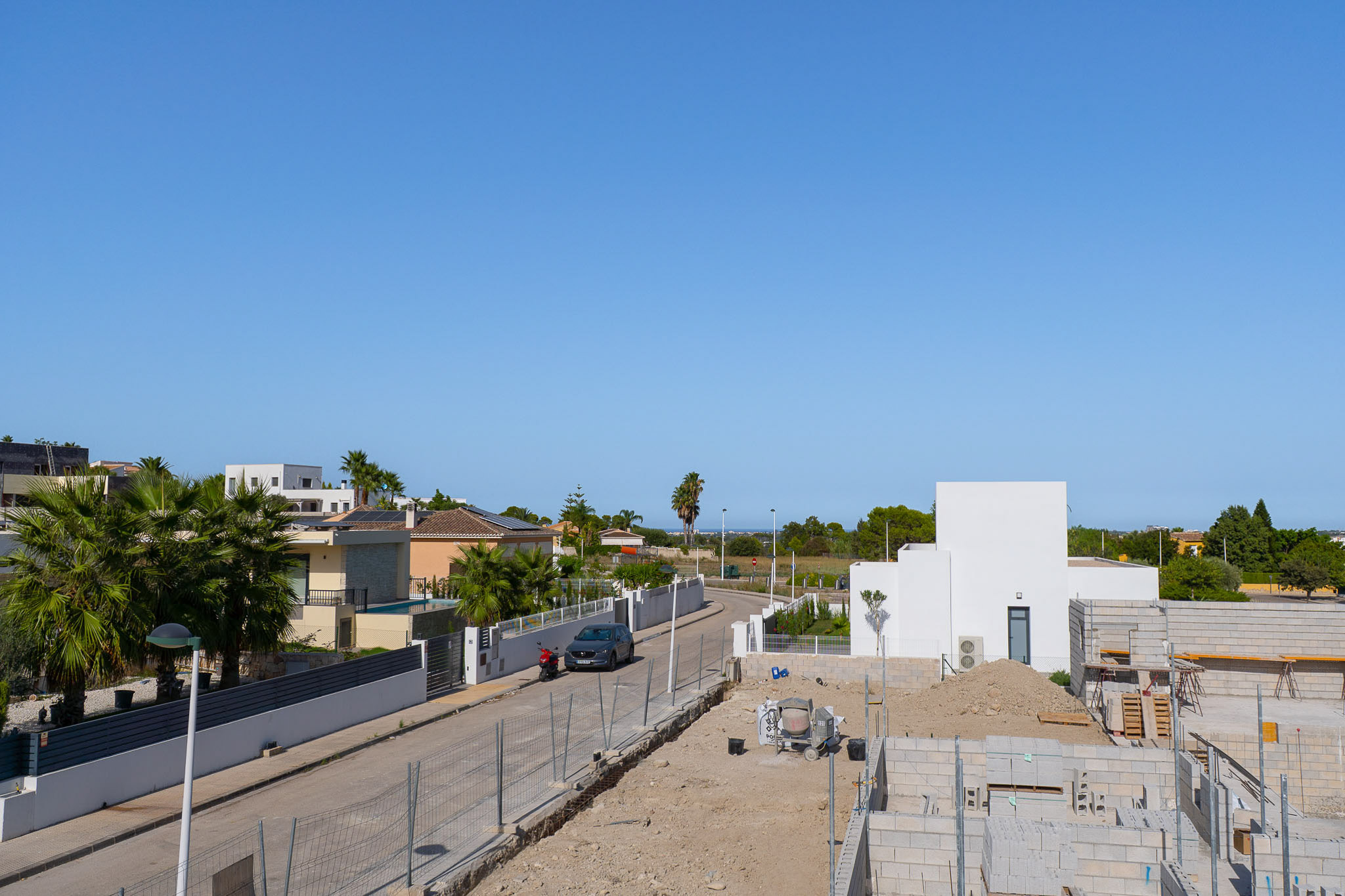 Moderna Villa de Obra Nueva en Beniarbeig con Piscina, Exclusiva villa de obra nueva en Beniarbeig, Alicante. 3 hab, 2 baños, piscina y diseño moderno. Vive la serenidad cerca de Dénia y playas. ¡Personaliza tu hoga
