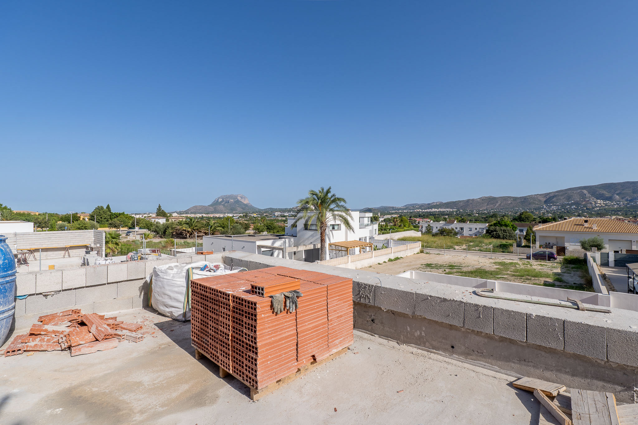 Moderna Villa de Obra Nueva en Beniarbeig con Piscina, Exclusiva villa de obra nueva en Beniarbeig, Alicante. 3 hab, 2 baños, piscina y diseño moderno. Vive la serenidad cerca de Dénia y playas. ¡Personaliza tu hoga