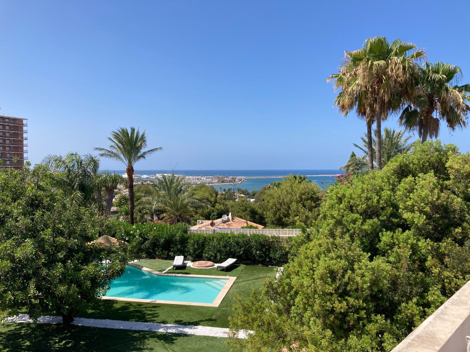 Denia: Villa Ibicenca de Lujo con Vistas al Mar y Montaña, Villa ibicenca en Denia, Alicante. Vistas espectaculares al mar y Montgó. A 5 min de playa Marineta Casiana. 2 hab, piscina. ¡Inversión única por 925.000€!