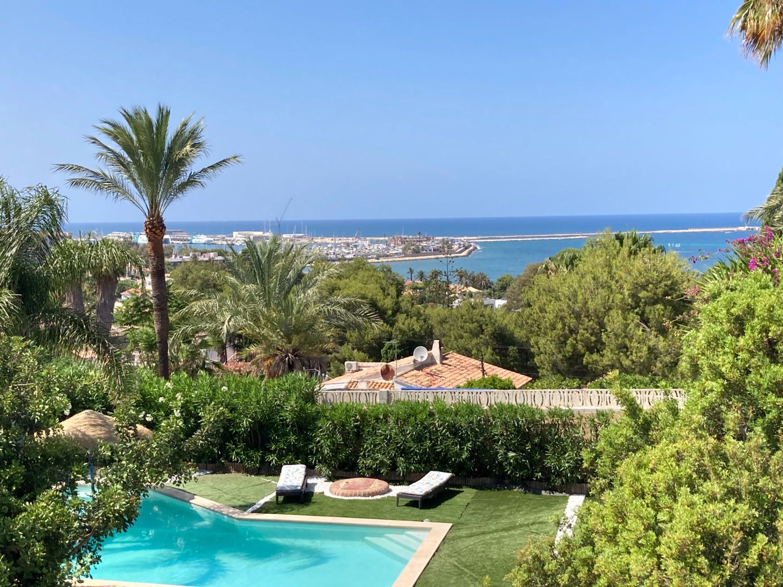 Denia: Villa Ibicenca de Lujo con Vistas al Mar y Montaña, Villa ibicenca en Denia, Alicante. Vistas espectaculares al mar y Montgó. A 5 min de playa Marineta Casiana. 2 hab, piscina. ¡Inversión única por 925.000€!