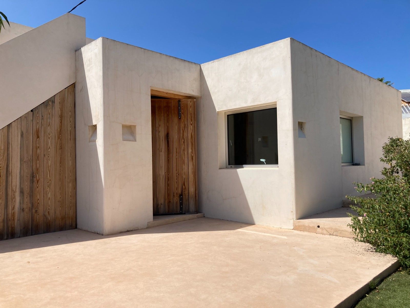 Denia: Villa Ibicenca de Lujo con Vistas al Mar y Montaña, Villa ibicenca en Denia, Alicante. Vistas espectaculares al mar y Montgó. A 5 min de playa Marineta Casiana. 2 hab, piscina. ¡Inversión única por 925.000€!