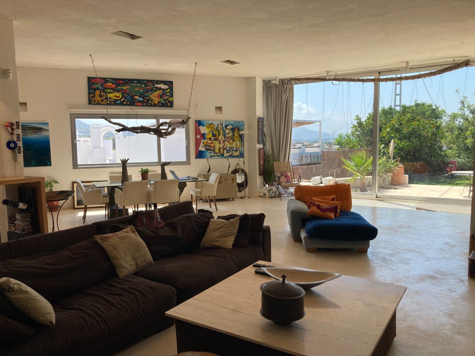 Denia: Villa Ibicenca de Lujo con Vistas al Mar y Montaña, Villa ibicenca en Denia, Alicante. Vistas espectaculares al mar y Montgó. A 5 min de playa Marineta Casiana. 2 hab, piscina. ¡Inversión única por 925.000€!