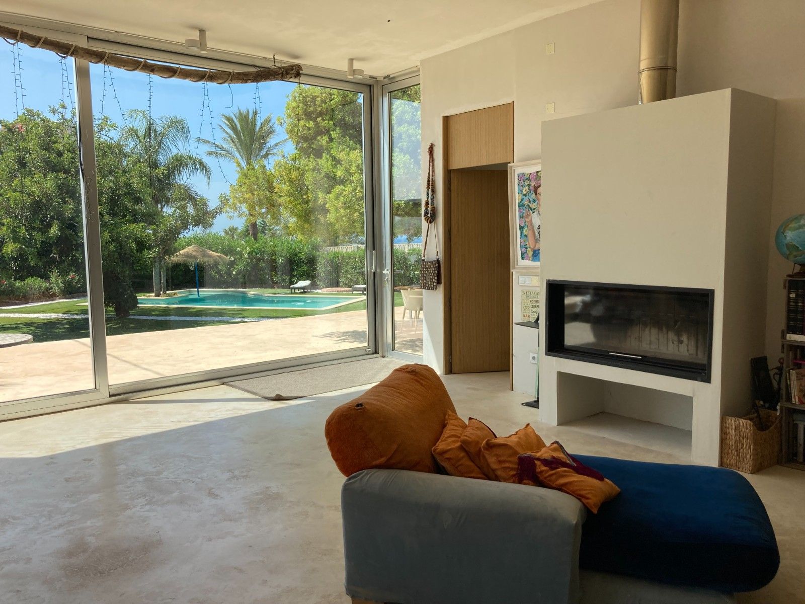 Denia: Villa Ibicenca de Lujo con Vistas al Mar y Montaña, Villa ibicenca en Denia, Alicante. Vistas espectaculares al mar y Montgó. A 5 min de playa Marineta Casiana. 2 hab, piscina. ¡Inversión única por 925.000€!