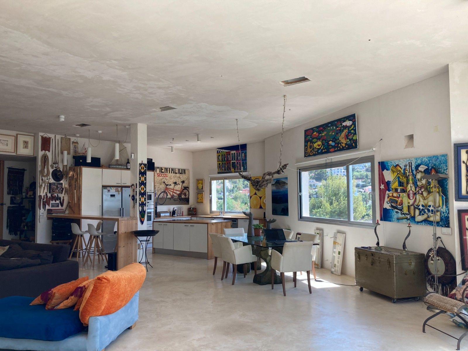 Denia: Villa Ibicenca de Lujo con Vistas al Mar y Montaña, Villa ibicenca en Denia, Alicante. Vistas espectaculares al mar y Montgó. A 5 min de playa Marineta Casiana. 2 hab, piscina. ¡Inversión única por 925.000€!