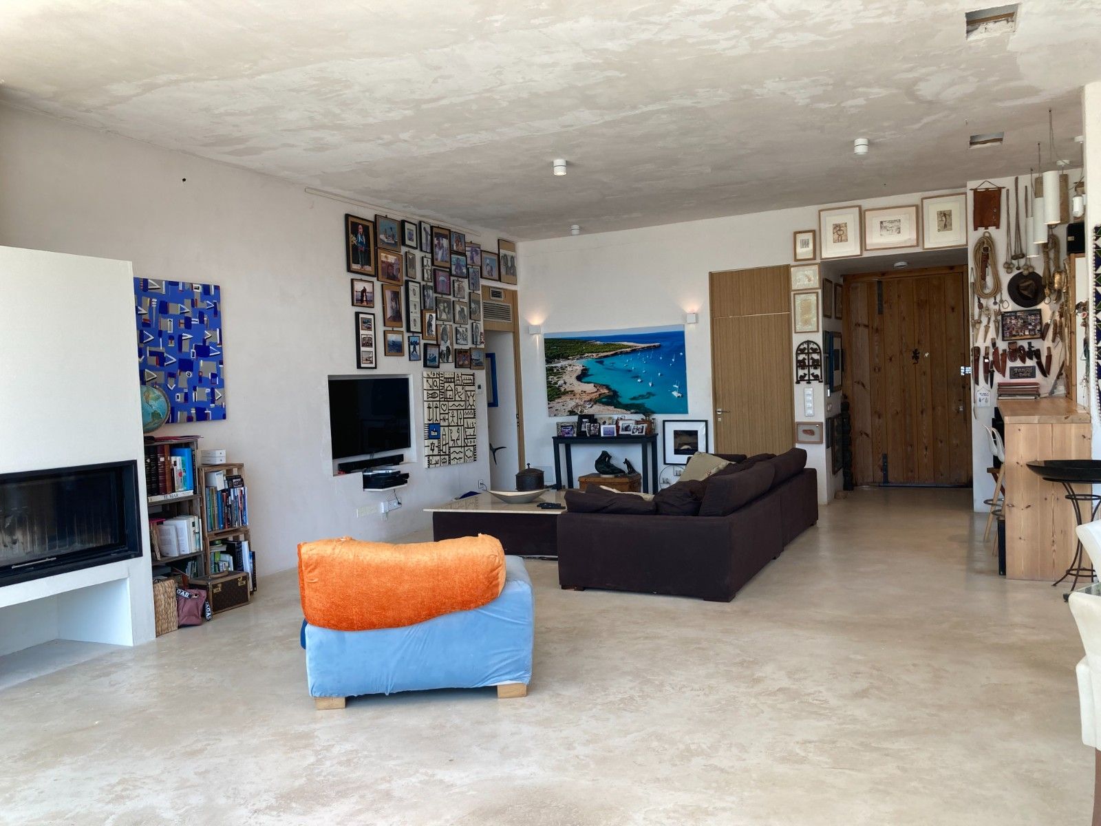 Denia: Villa Ibicenca de Lujo con Vistas al Mar y Montaña, Villa ibicenca en Denia, Alicante. Vistas espectaculares al mar y Montgó. A 5 min de playa Marineta Casiana. 2 hab, piscina. ¡Inversión única por 925.000€!