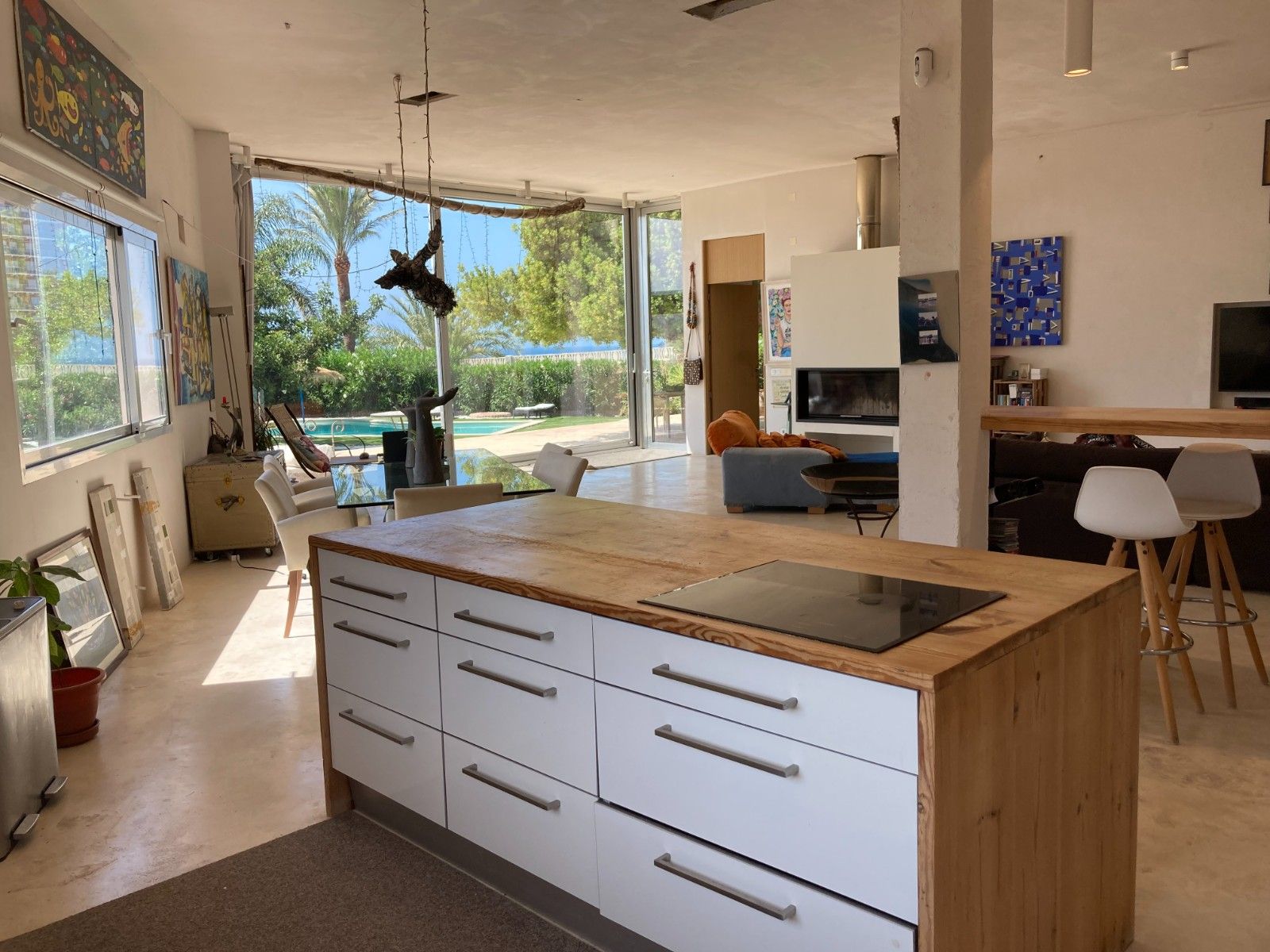 Denia: Villa Ibicenca de Lujo con Vistas al Mar y Montaña, Villa ibicenca en Denia, Alicante. Vistas espectaculares al mar y Montgó. A 5 min de playa Marineta Casiana. 2 hab, piscina. ¡Inversión única por 925.000€!