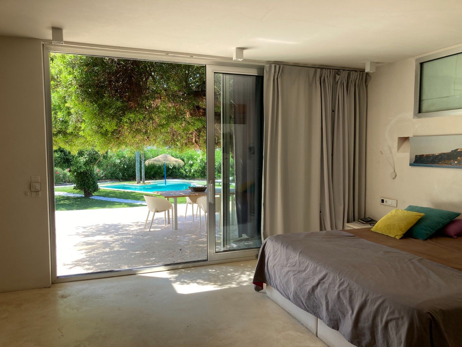 Denia: Villa Ibicenca de Lujo con Vistas al Mar y Montaña, Villa ibicenca en Denia, Alicante. Vistas espectaculares al mar y Montgó. A 5 min de playa Marineta Casiana. 2 hab, piscina. ¡Inversión única por 925.000€!