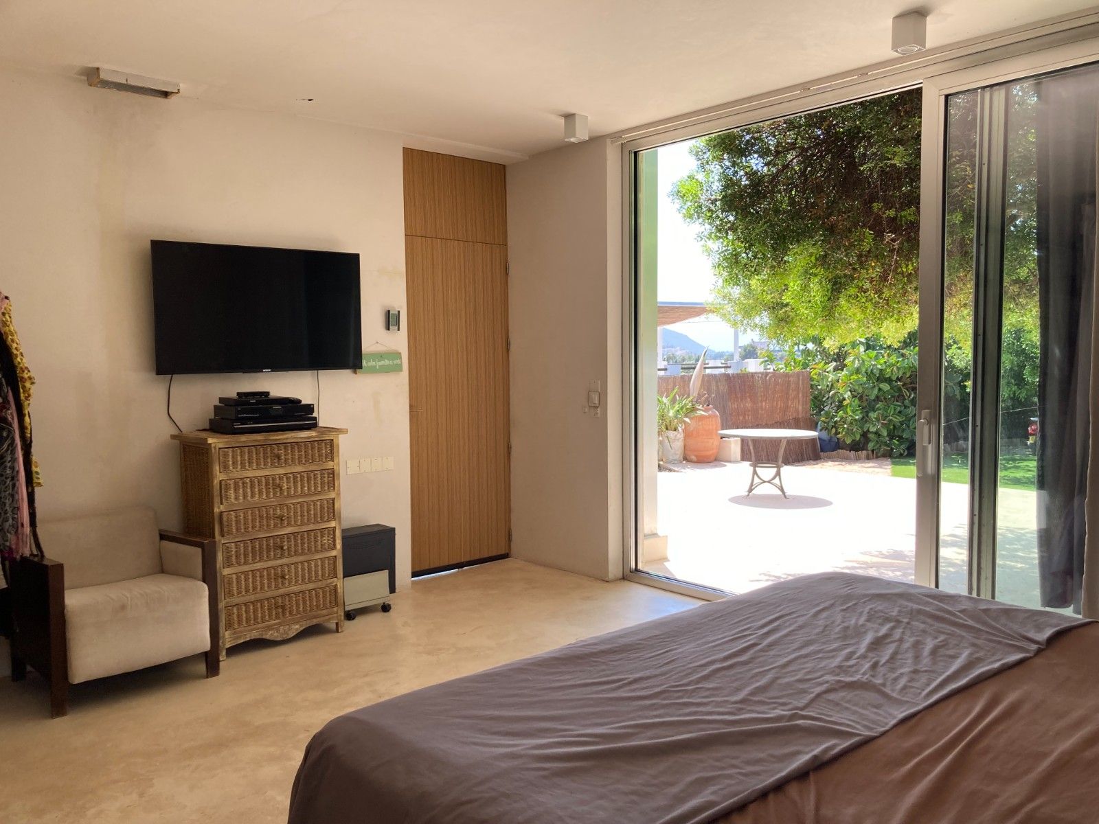 Denia: Villa Ibicenca de Lujo con Vistas al Mar y Montaña, Villa ibicenca en Denia, Alicante. Vistas espectaculares al mar y Montgó. A 5 min de playa Marineta Casiana. 2 hab, piscina. ¡Inversión única por 925.000€!