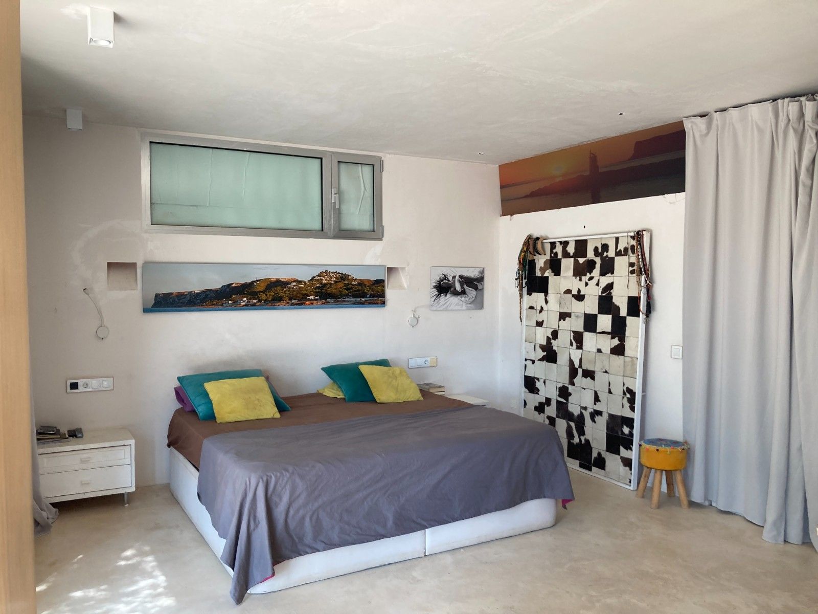 Denia: Villa Ibicenca de Lujo con Vistas al Mar y Montaña, Villa ibicenca en Denia, Alicante. Vistas espectaculares al mar y Montgó. A 5 min de playa Marineta Casiana. 2 hab, piscina. ¡Inversión única por 925.000€!