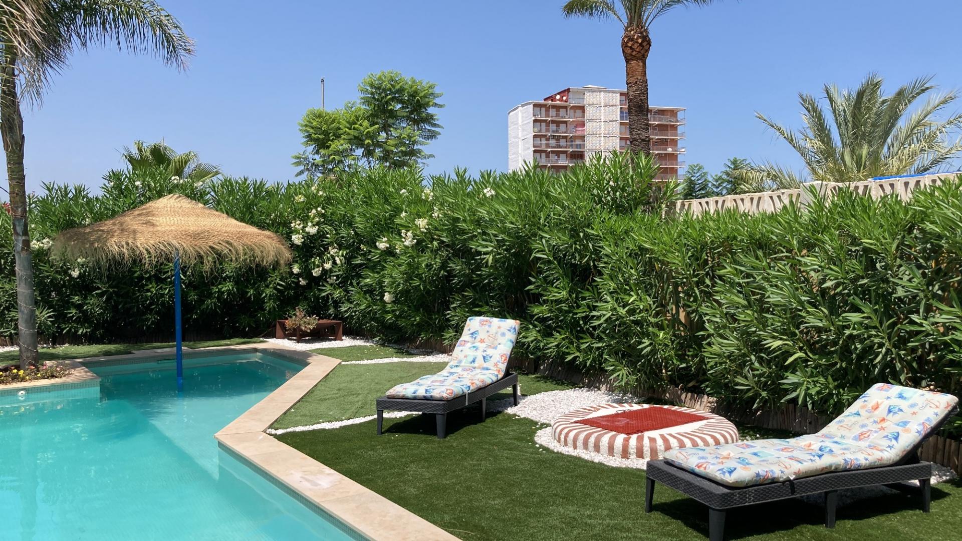 Denia: Villa Ibicenca de Lujo con Vistas al Mar y Montaña, Villa ibicenca en Denia, Alicante. Vistas espectaculares al mar y Montgó. A 5 min de playa Marineta Casiana. 2 hab, piscina. ¡Inversión única por 925.000€!