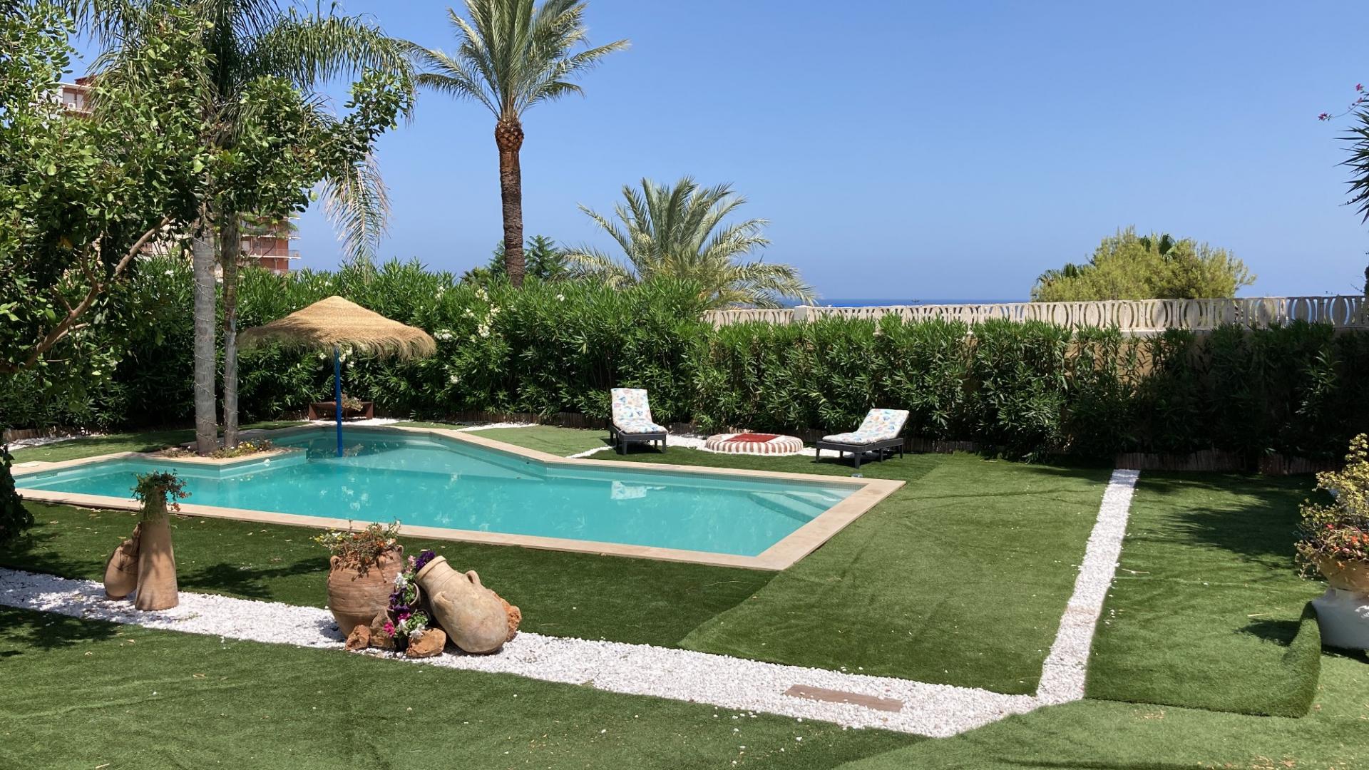 Denia: Villa Ibicenca de Lujo con Vistas al Mar y Montaña, Villa ibicenca en Denia, Alicante. Vistas espectaculares al mar y Montgó. A 5 min de playa Marineta Casiana. 2 hab, piscina. ¡Inversión única por 925.000€!