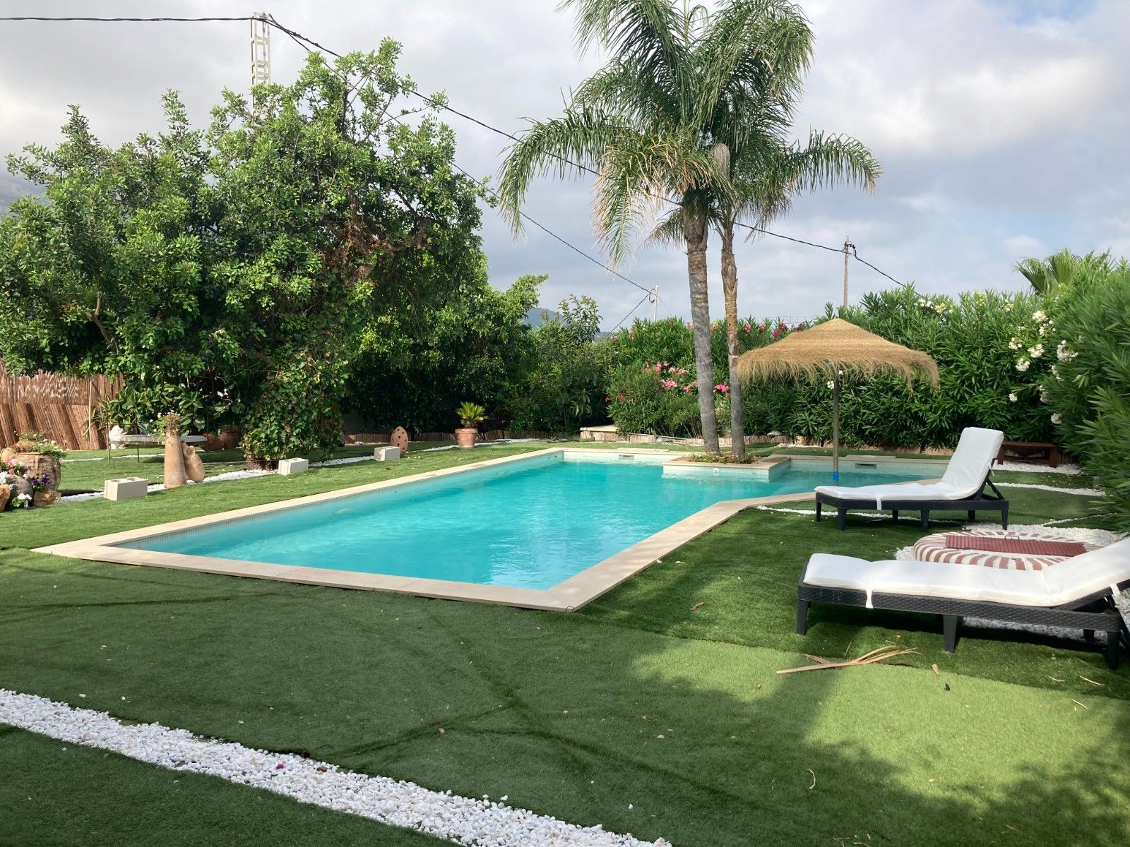 Denia: Villa Ibicenca de Lujo con Vistas al Mar y Montaña, Villa ibicenca en Denia, Alicante. Vistas espectaculares al mar y Montgó. A 5 min de playa Marineta Casiana. 2 hab, piscina. ¡Inversión única por 925.000€!