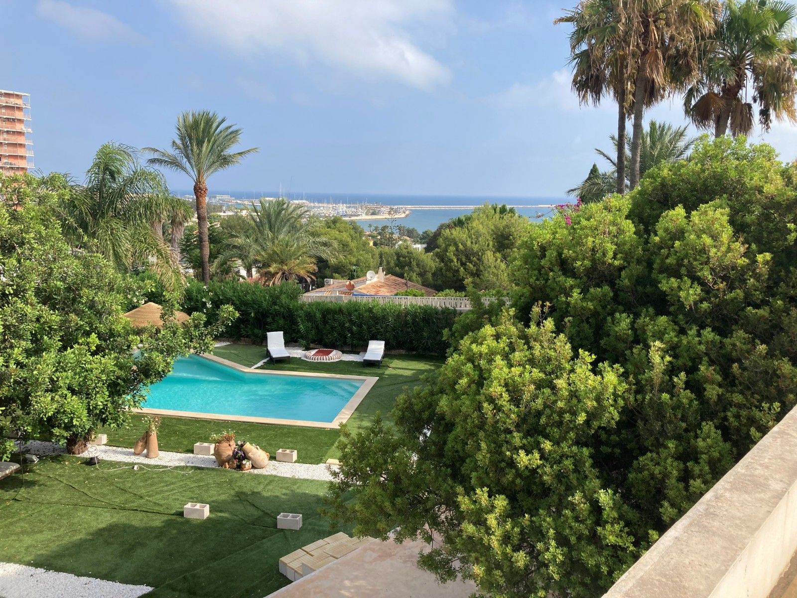 Denia: Villa Ibicenca de Lujo con Vistas al Mar y Montaña, Villa ibicenca en Denia, Alicante. Vistas espectaculares al mar y Montgó. A 5 min de playa Marineta Casiana. 2 hab, piscina. ¡Inversión única por 925.000€!