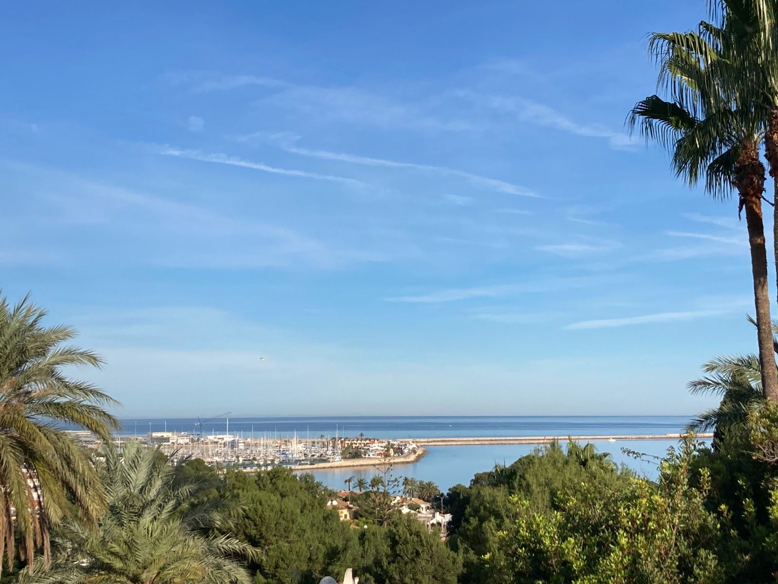 Denia: Villa Ibicenca de Lujo con Vistas al Mar y Montaña, Villa ibicenca en Denia, Alicante. Vistas espectaculares al mar y Montgó. A 5 min de playa Marineta Casiana. 2 hab, piscina. ¡Inversión única por 925.000€!