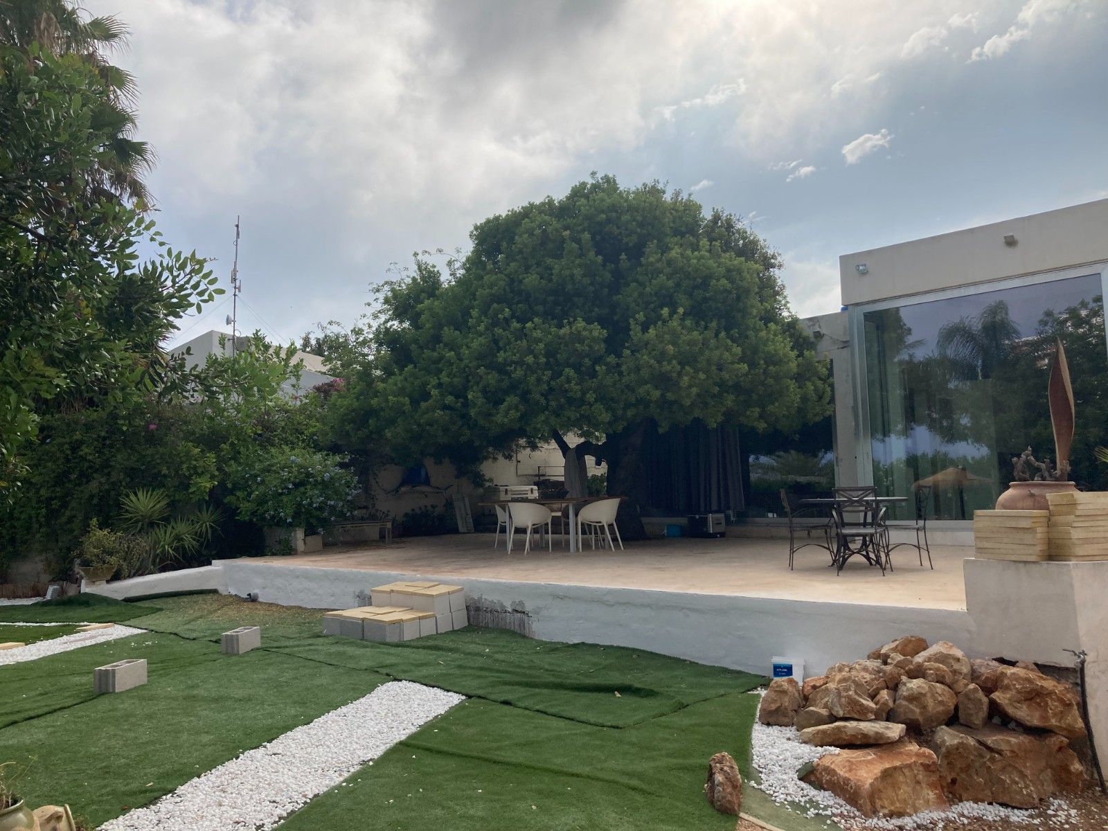 Denia: Villa Ibicenca de Lujo con Vistas al Mar y Montaña, Villa ibicenca en Denia, Alicante. Vistas espectaculares al mar y Montgó. A 5 min de playa Marineta Casiana. 2 hab, piscina. ¡Inversión única por 925.000€!